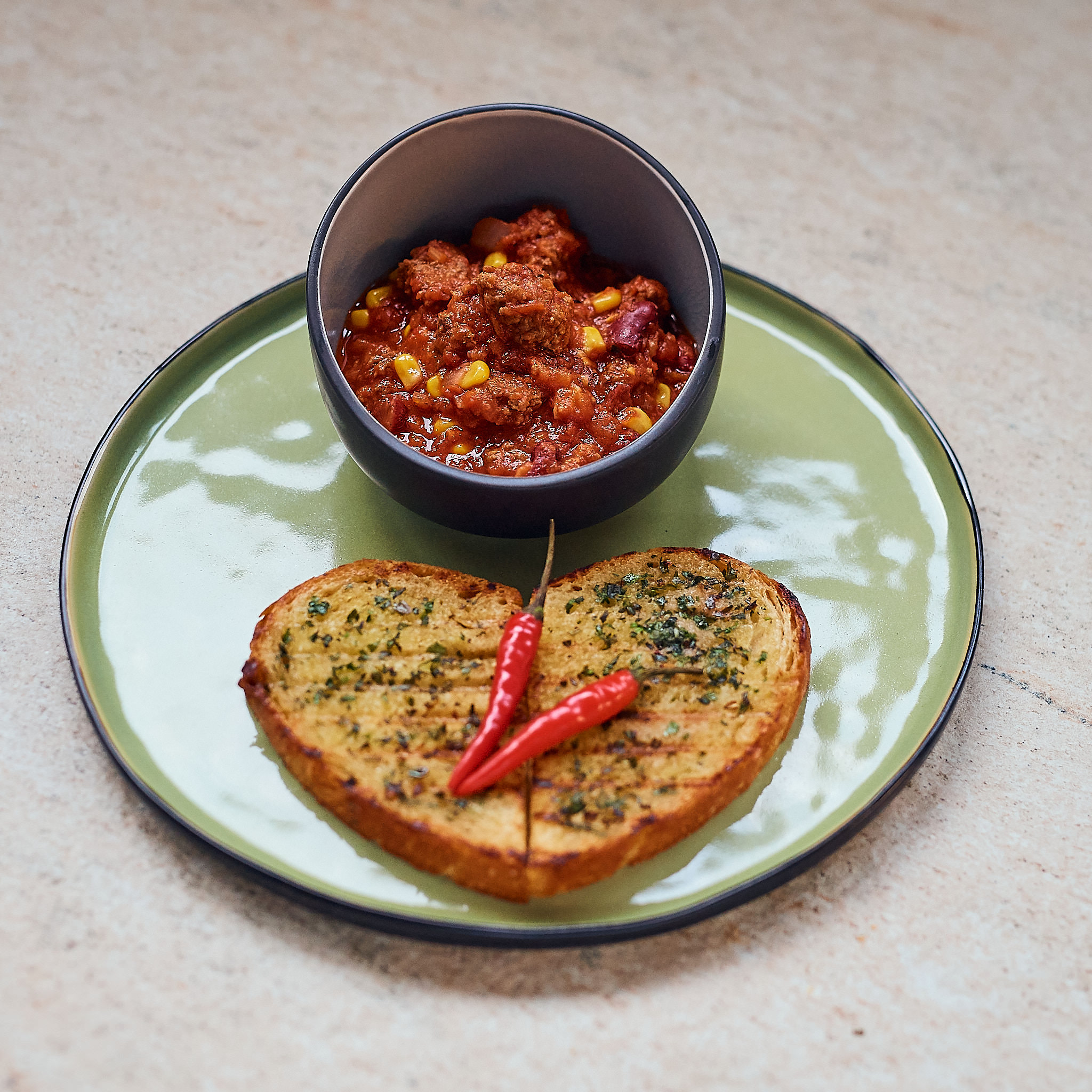 Chili Con Carne mit frischem Faschierten und Weissbrot in Herzform