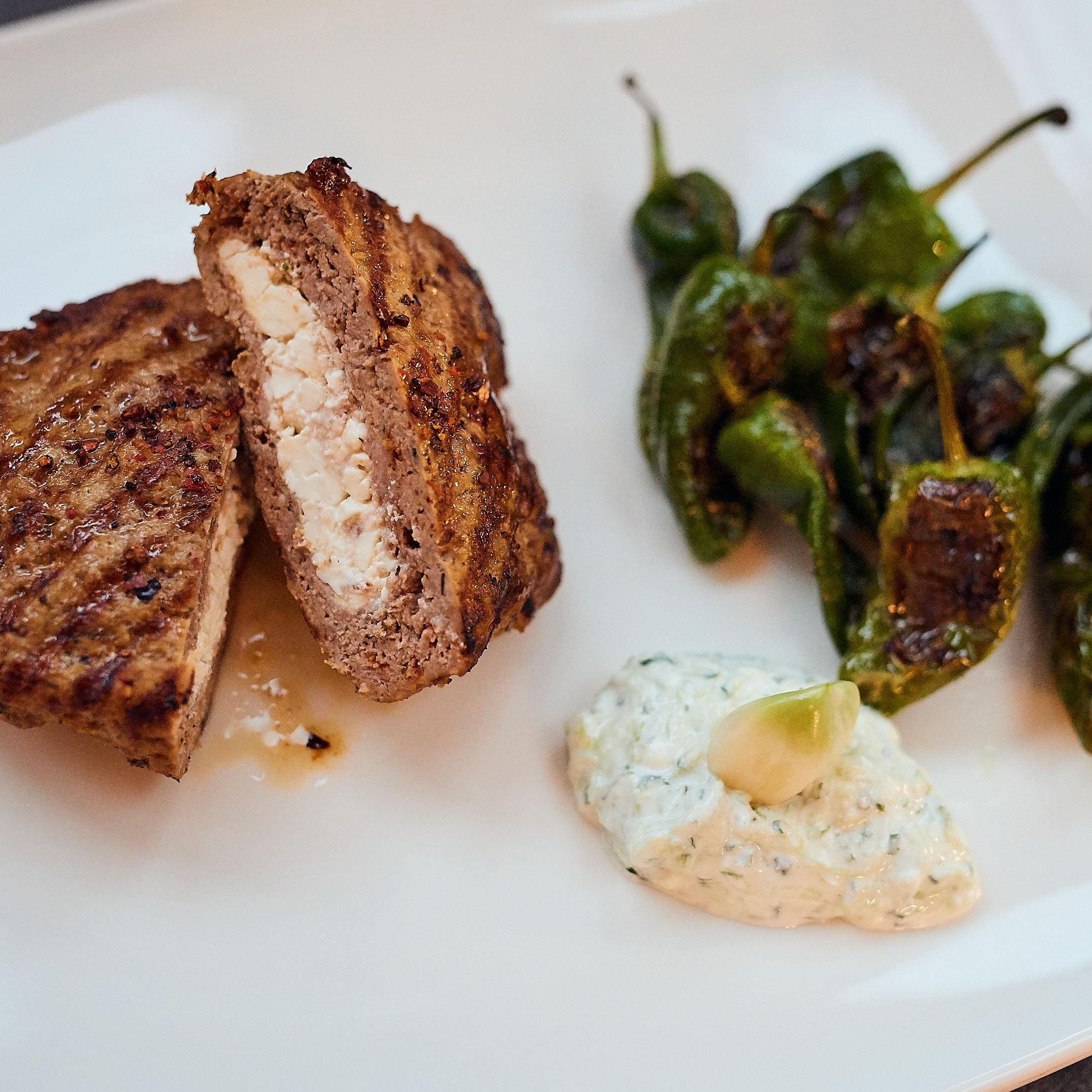 Gefuellte Laibchen aus Faschiertem von Fitmeat mit Pimientos de Patron