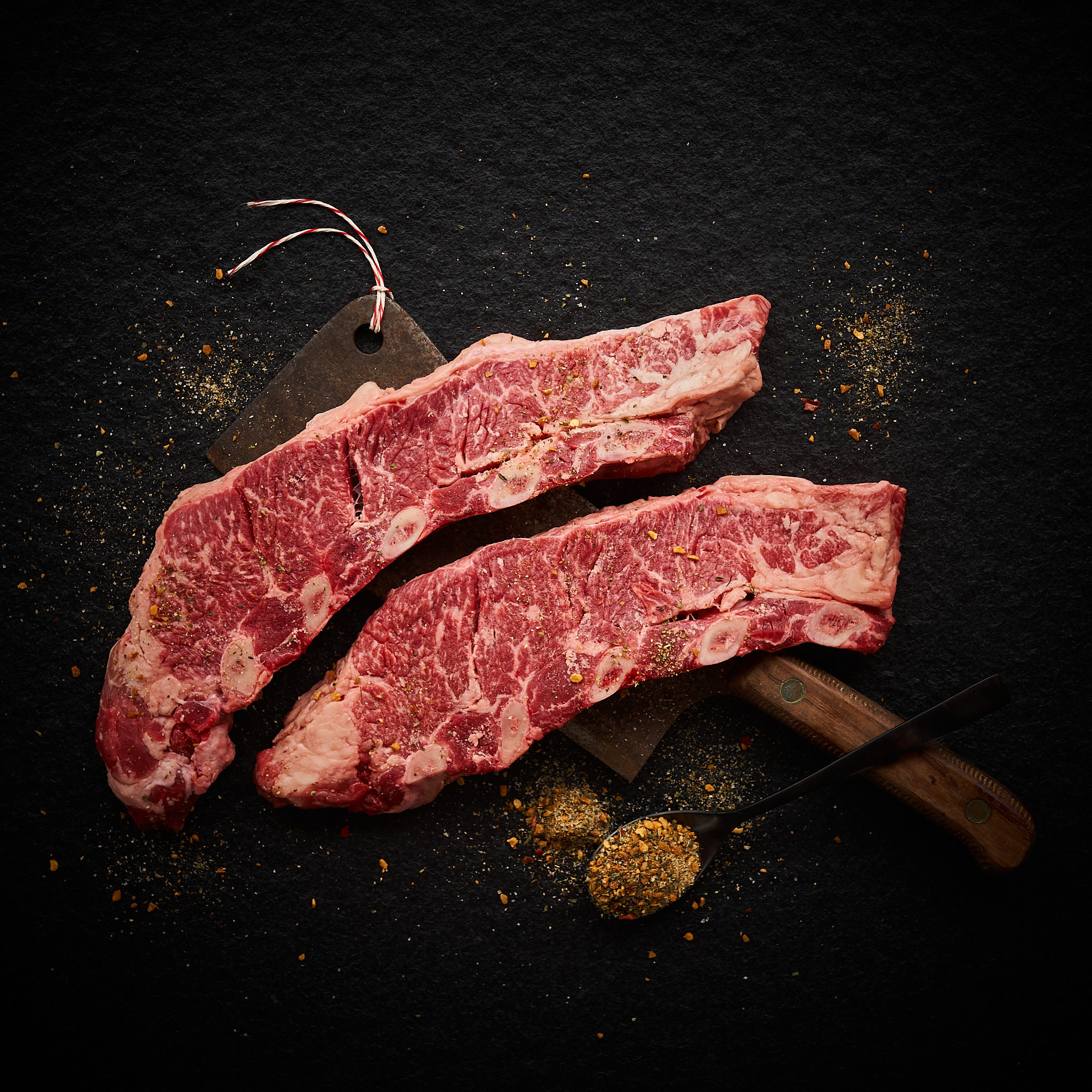 Asado de Tira auf schwarzem Hintergrund