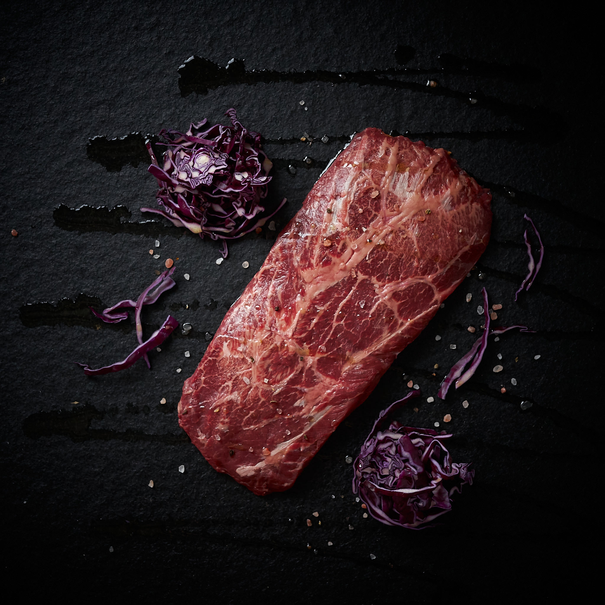 Flat Iron Steak im Ganzen auf Rotkraut