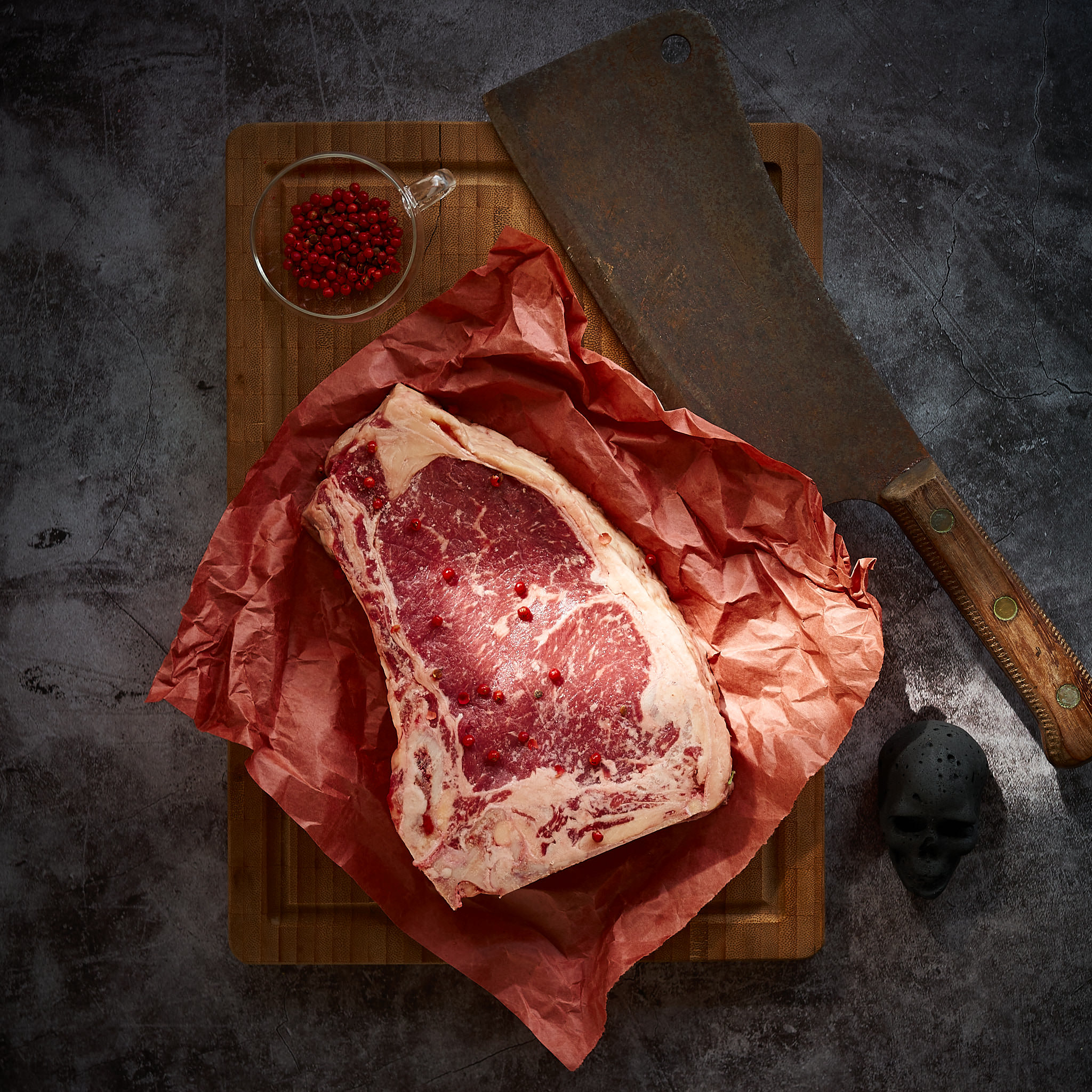 Frisches Club Steak auf rotem Tuch