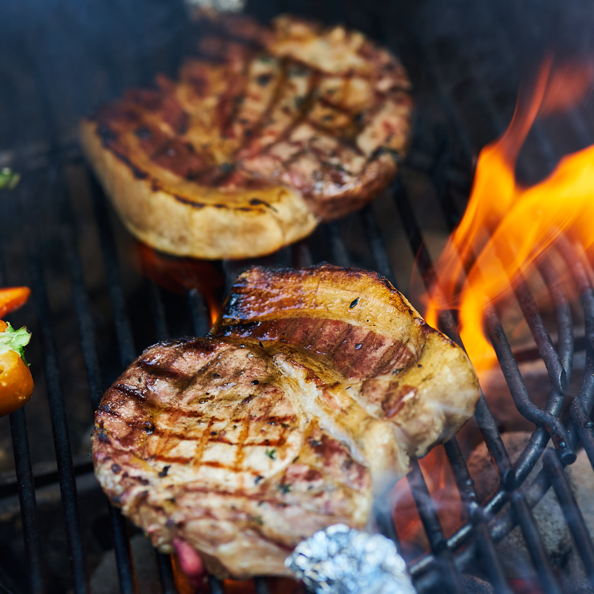 Zwei Tomahawk-Steaks vom Schwein auf dem Grill