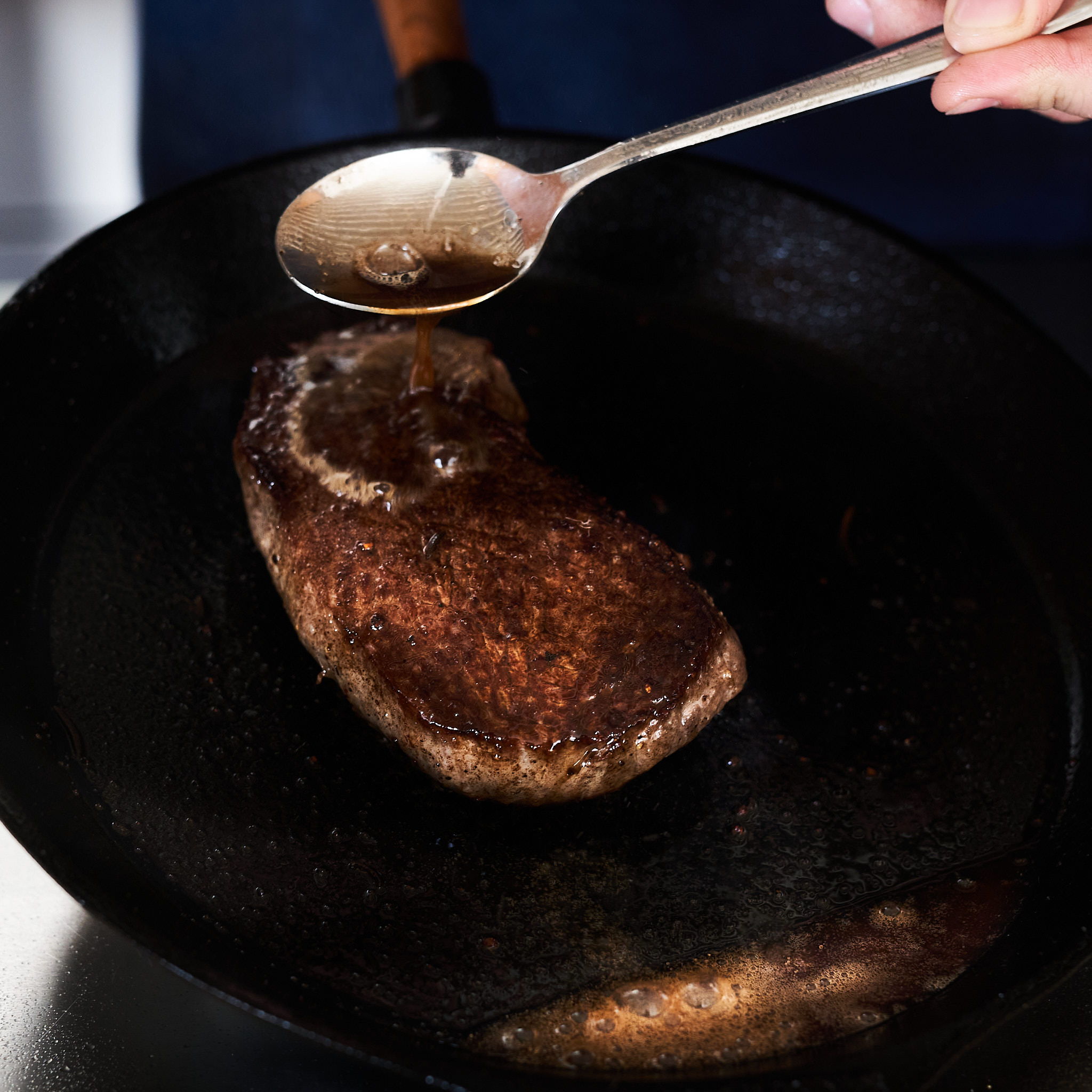 Hueftsteak wird in Pfanne gegrillt