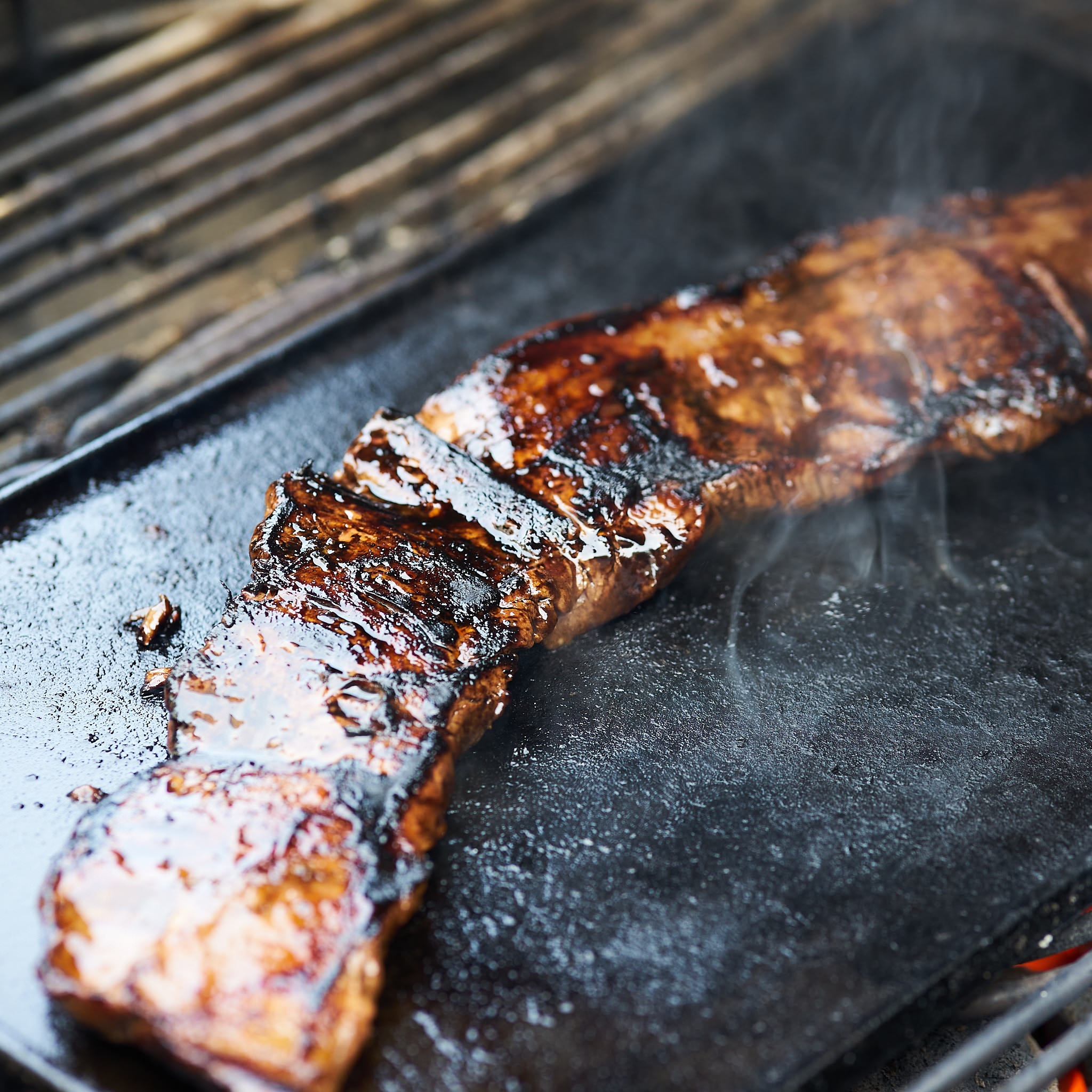 Gegrilltest Skirt Steak auf Steinplatte