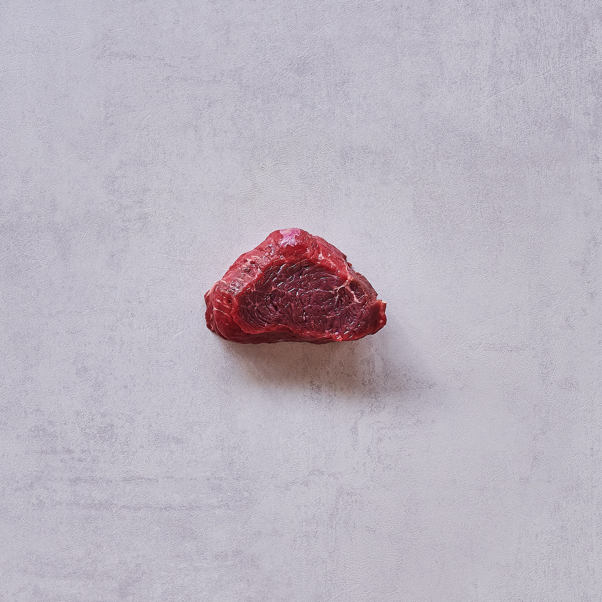 Dry Aged Hueftsteak Cut auf weissem Hintergrund