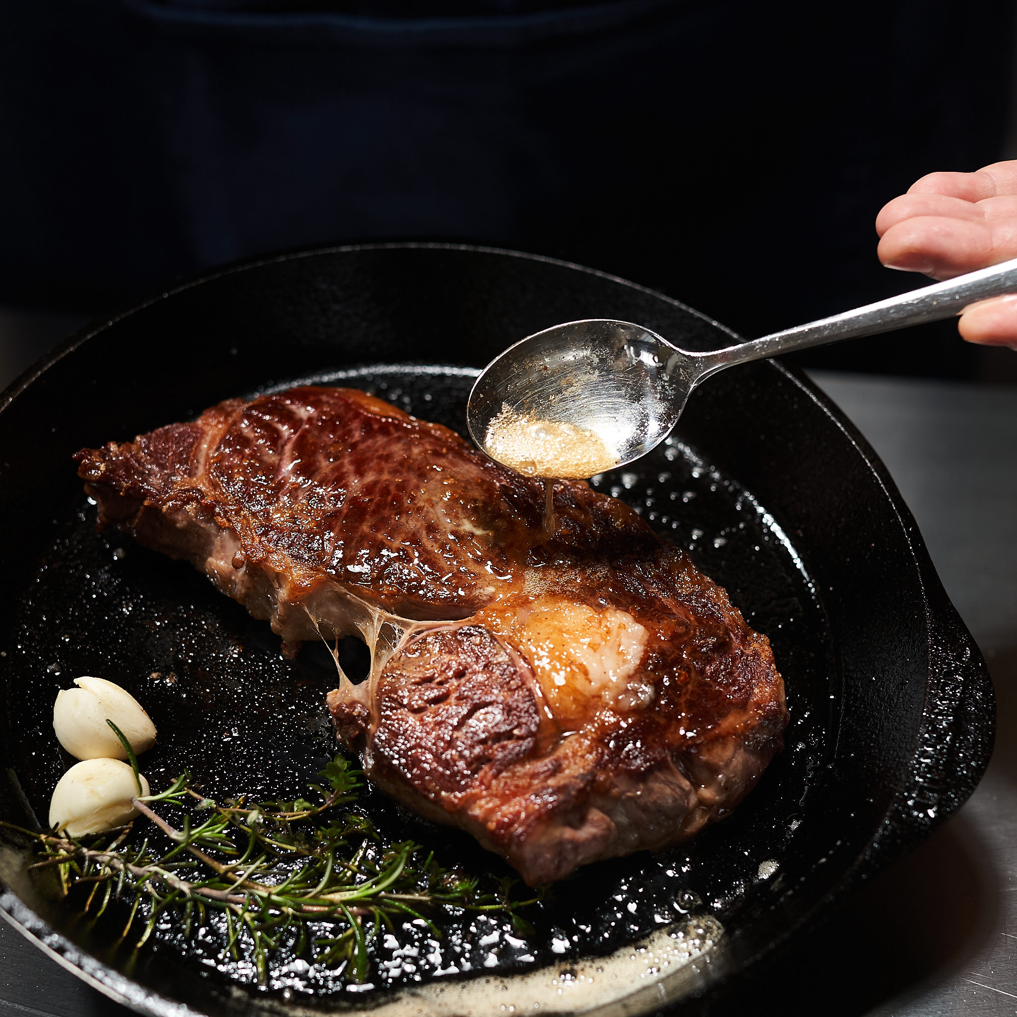 Rib Eye Steak wird in Gusseisenpfanne gegrillt