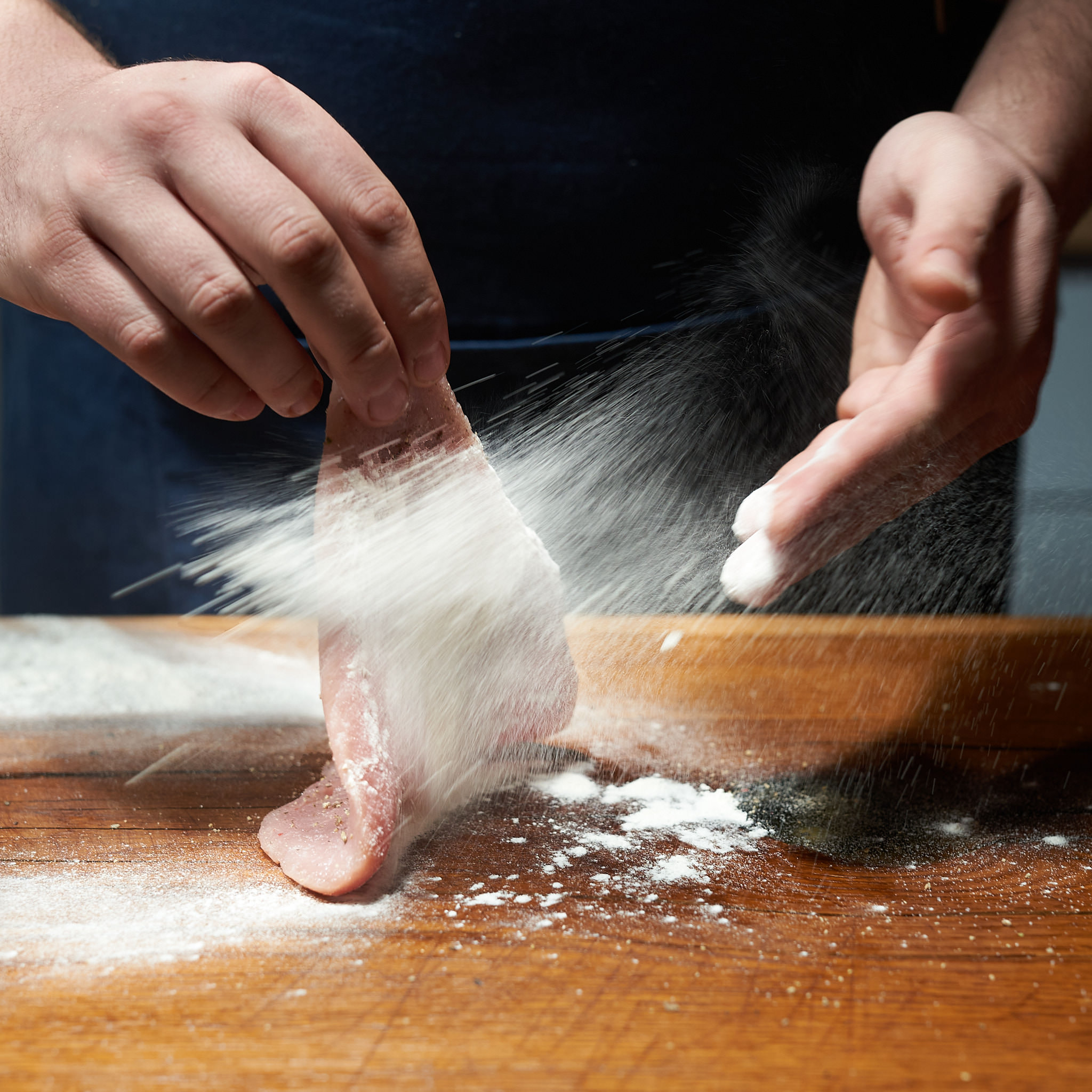 Kaiserschnitzel von der Schale wird mit Mehl bestreut