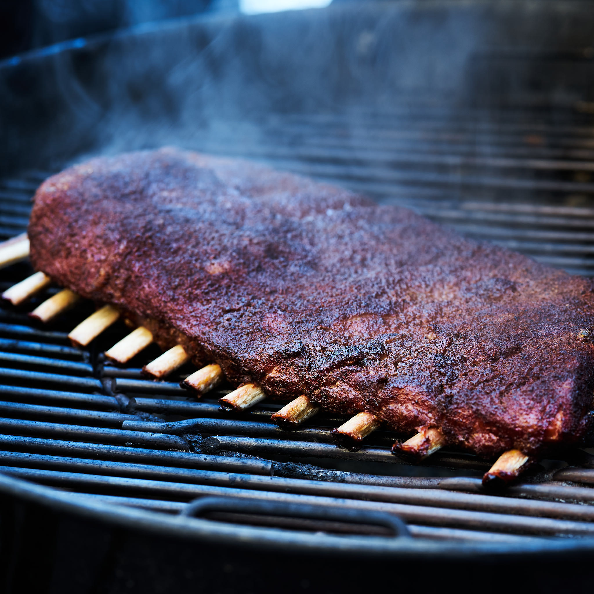 St. Louis Cut Ribs vom Strohschwein mit Röstaromen auf Grillgitter