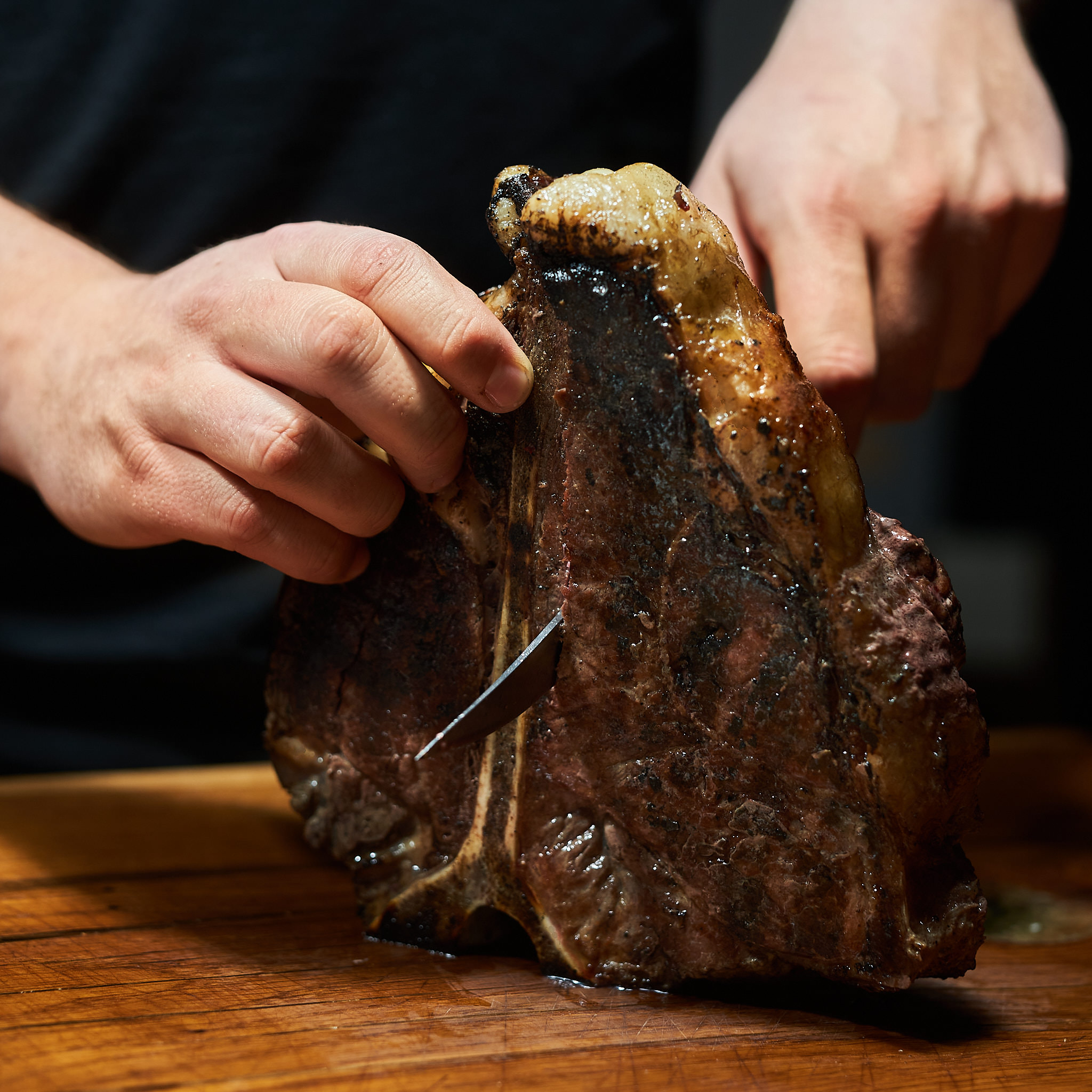 Porterhouse Steak wird von Sebastian Mayrhofer angeschnitten