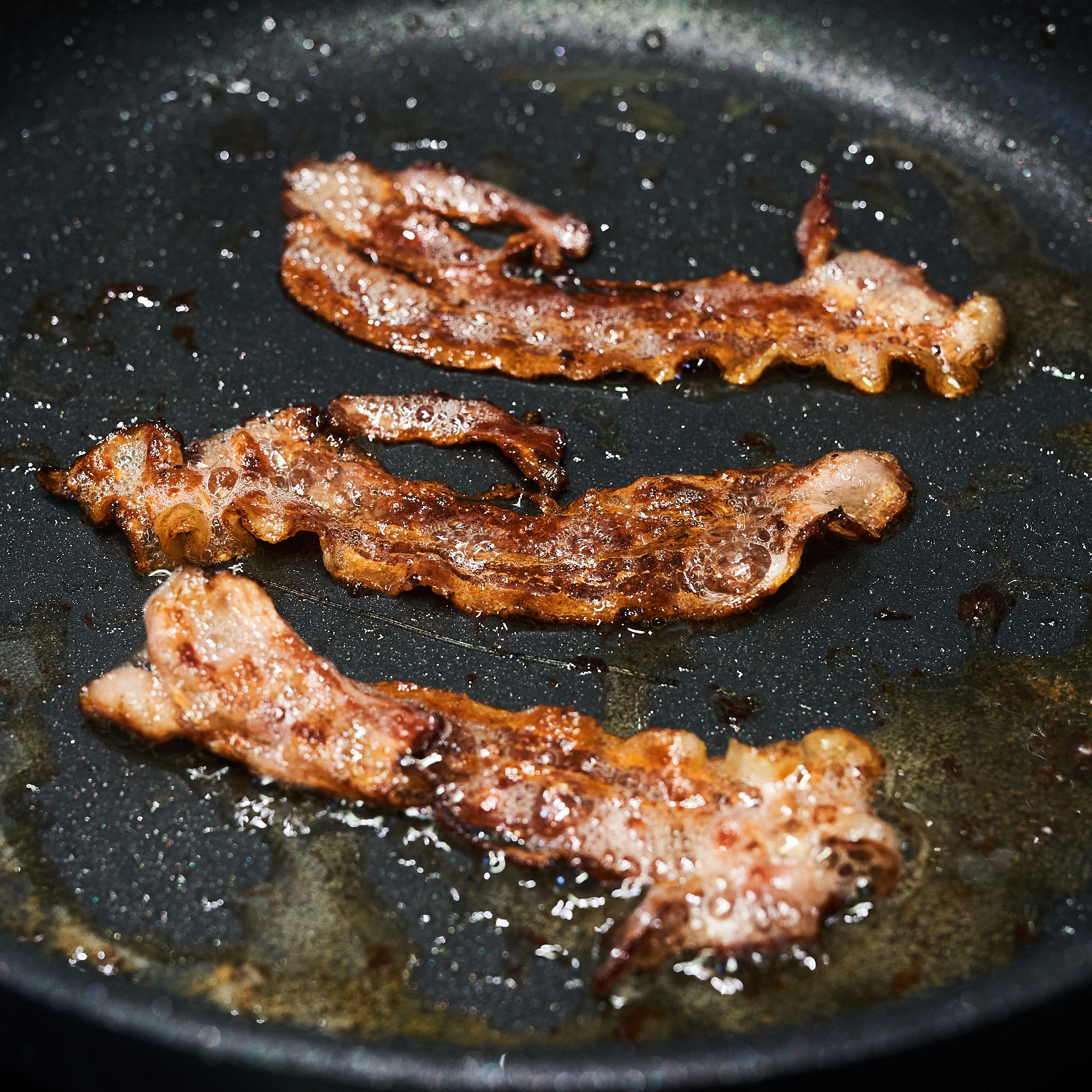 Hamburger-Speck wird knusprig angebraten