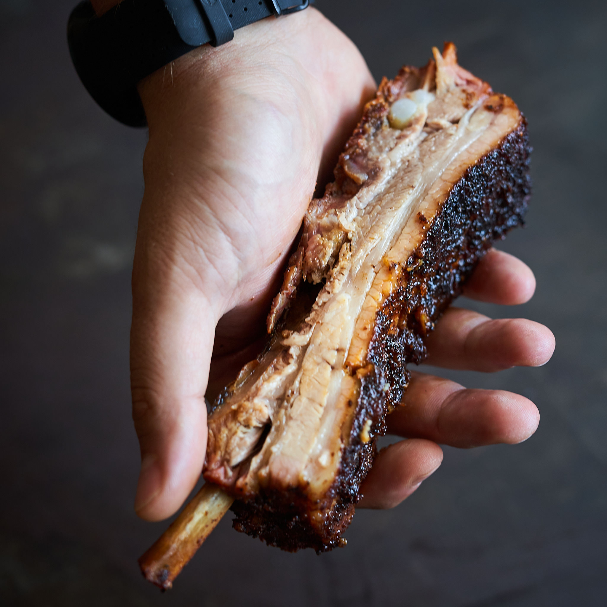 Sebastian von Fitmeat haelt Competition Ribs gegrillt mit dunkler Kruste