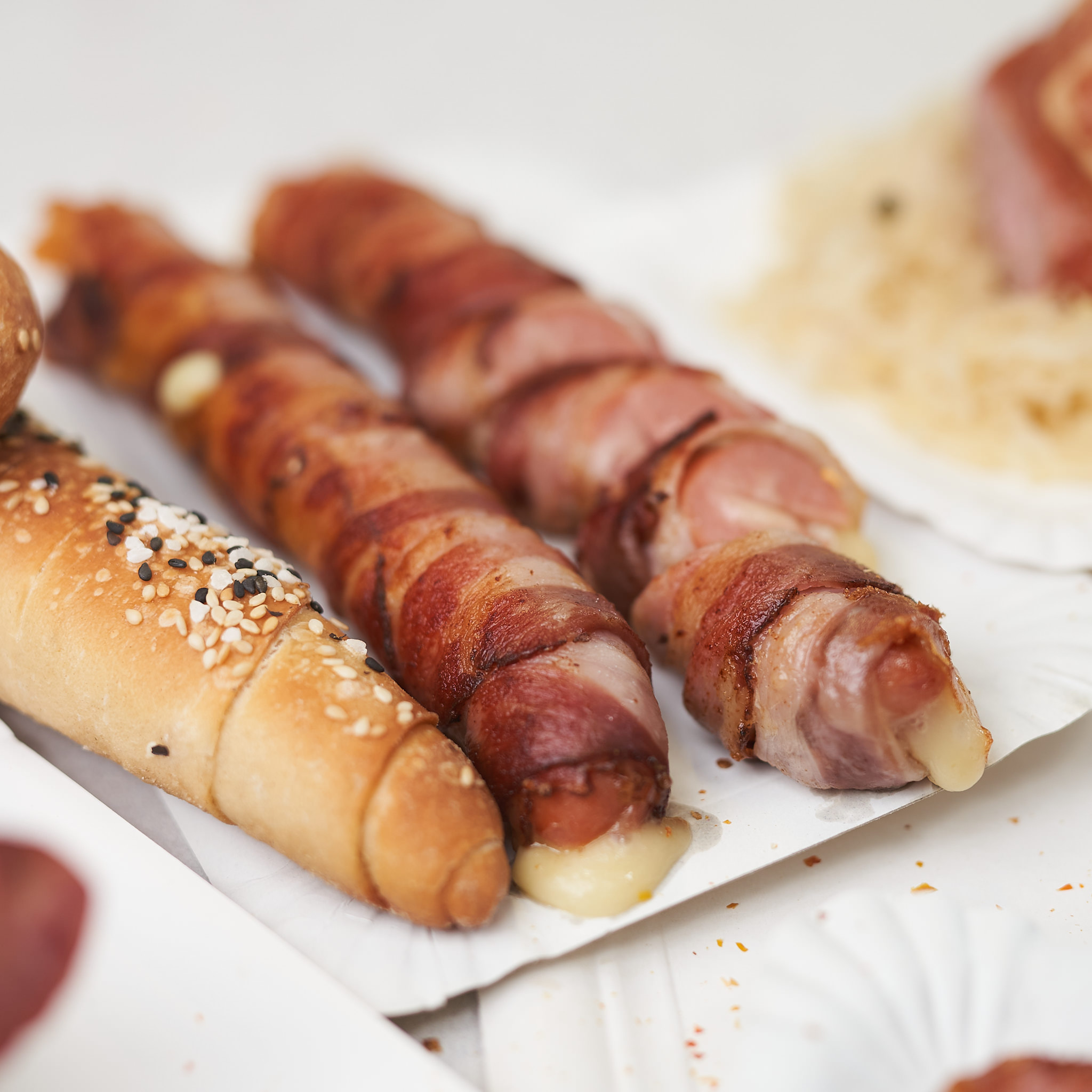 Bernerwürstel vom Metzgermeister serviert mit frischem Gebäck