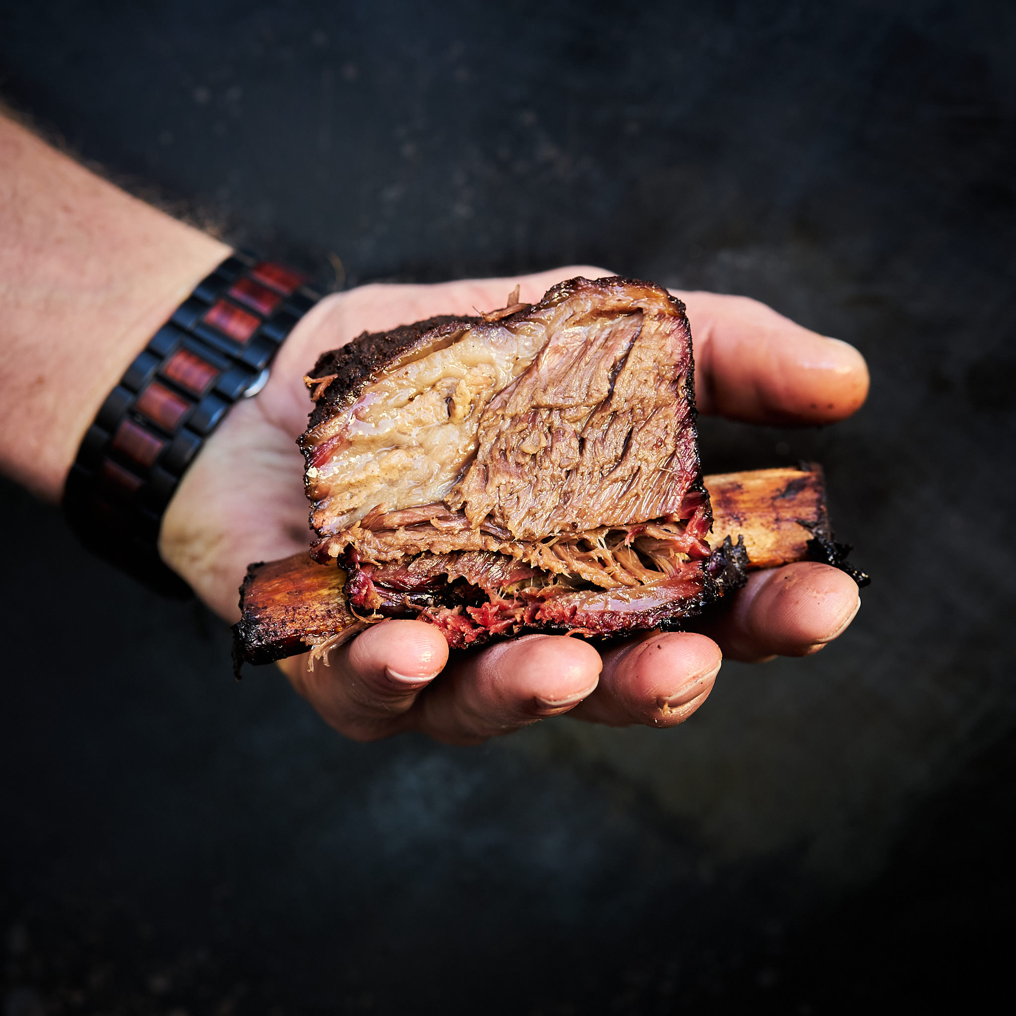 Sebastian von Fitmeat haelt Shortrib in der Hand