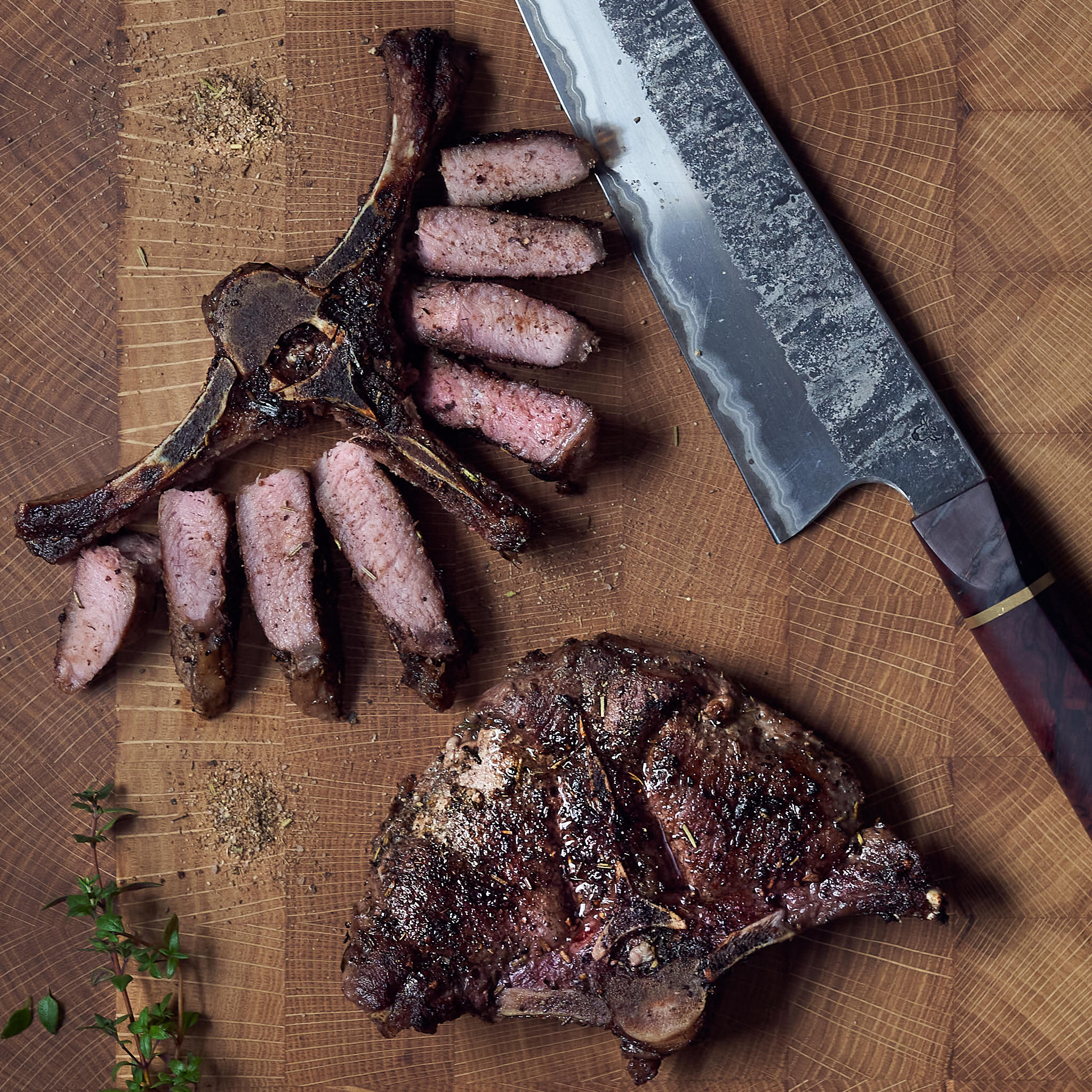 Fitmeat-Wild-Wildschwein-Kotlettes gebraten und in feine Streifen geschnitten auf Holzbrett angerichtet