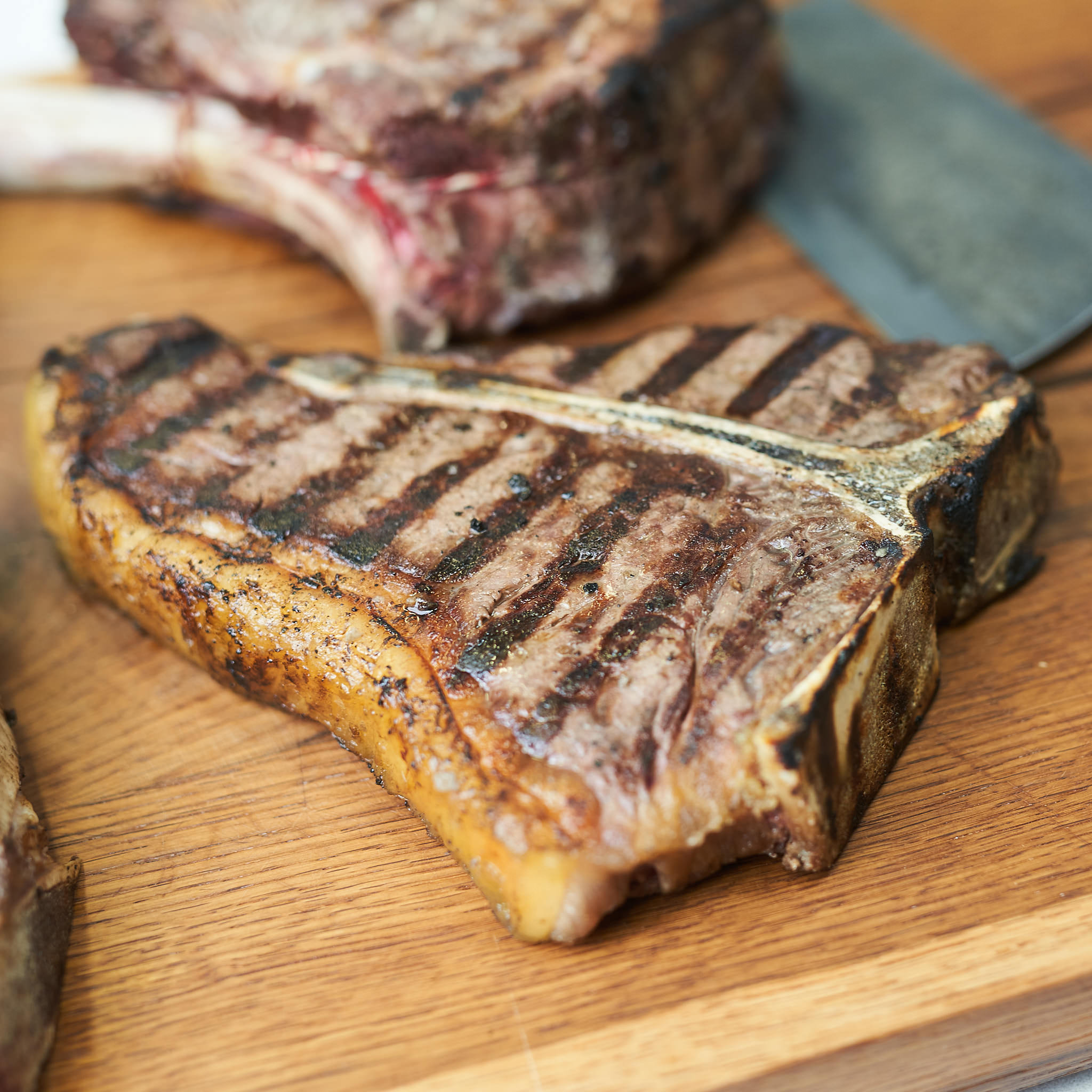 Gegrilltes T-Bone Steak auf Holzplatte