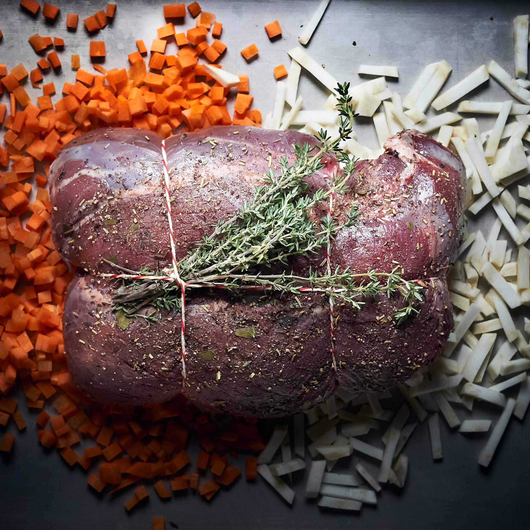 Fitmeat Wildschweinruecken ausgeloest auf frischen Karotten- und Selleriewürfel