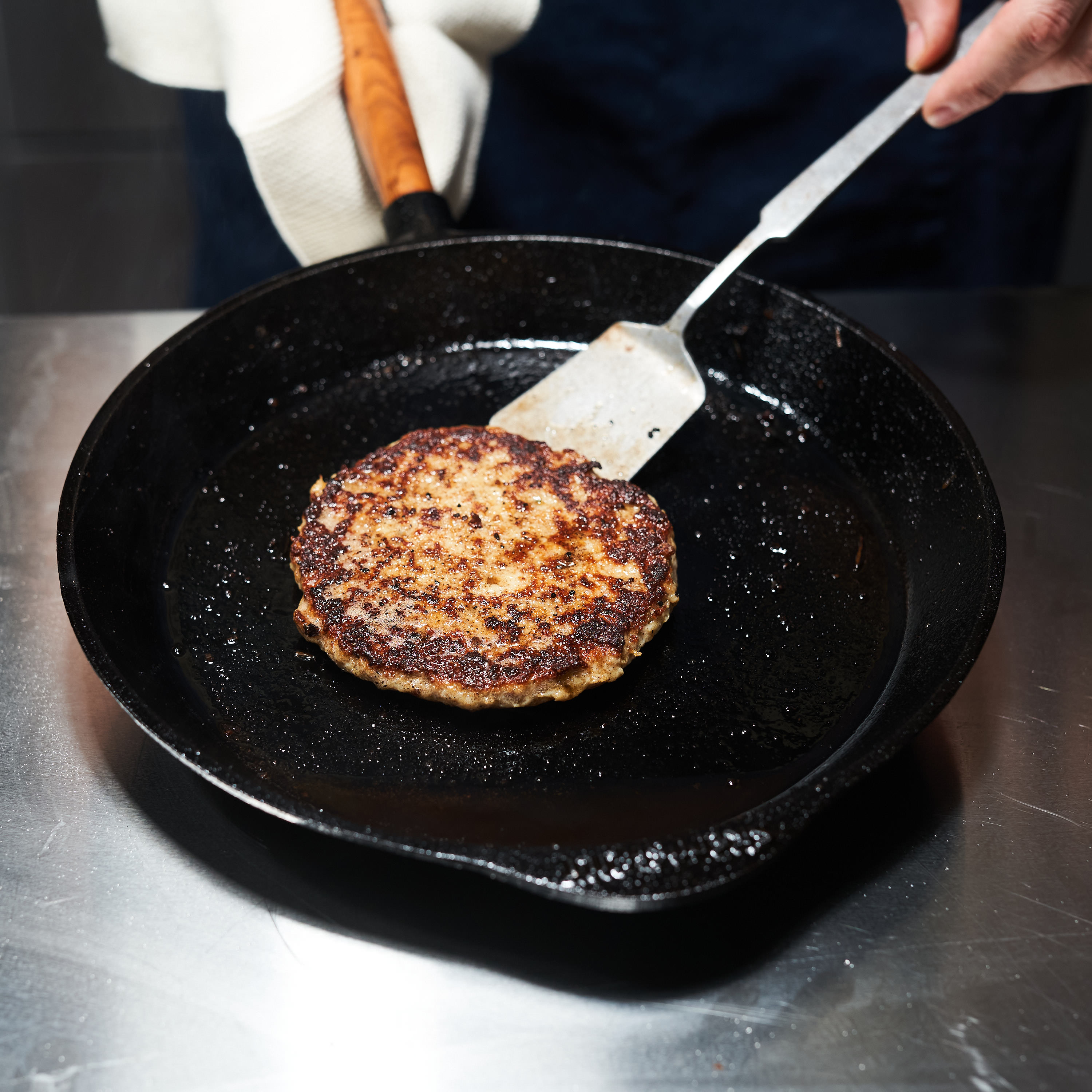 Lamm-Burgerpatty wird in der Pfanne zubereitet