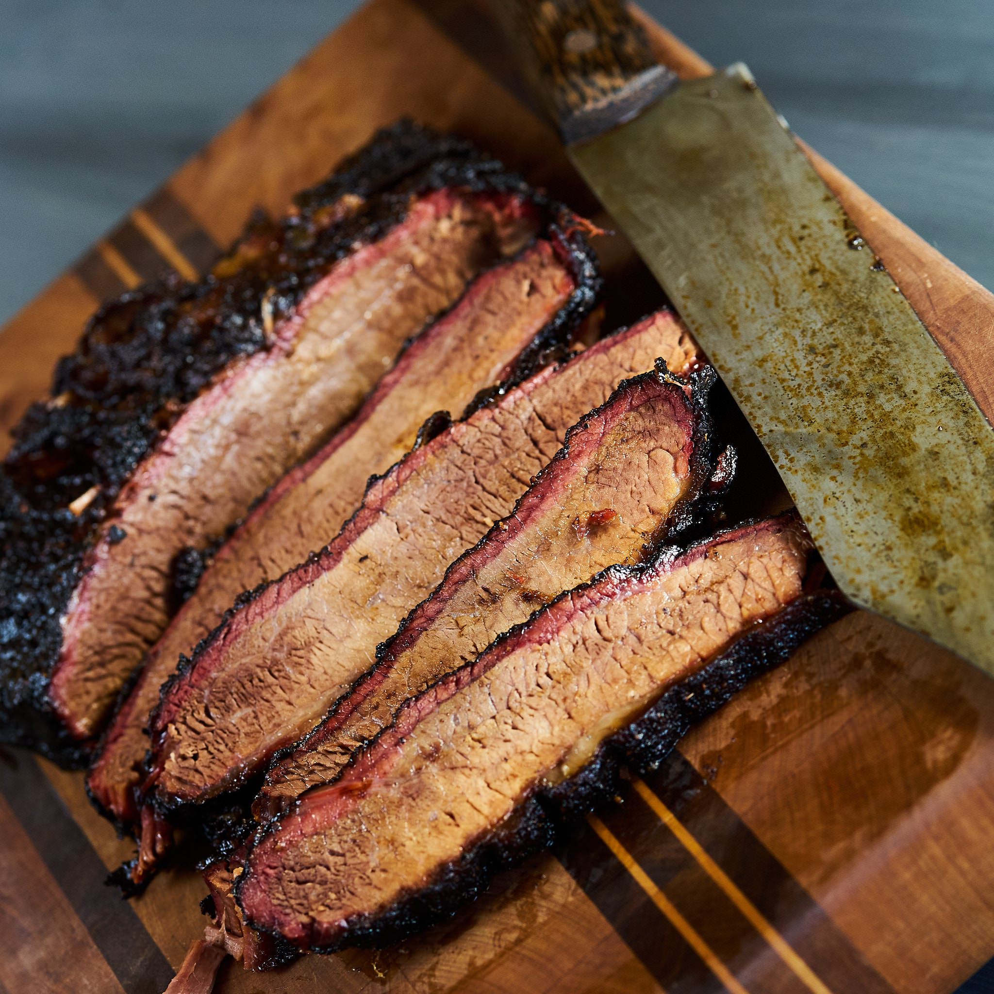 Feine Streifen vom Brisket auf Holzbrett serviert