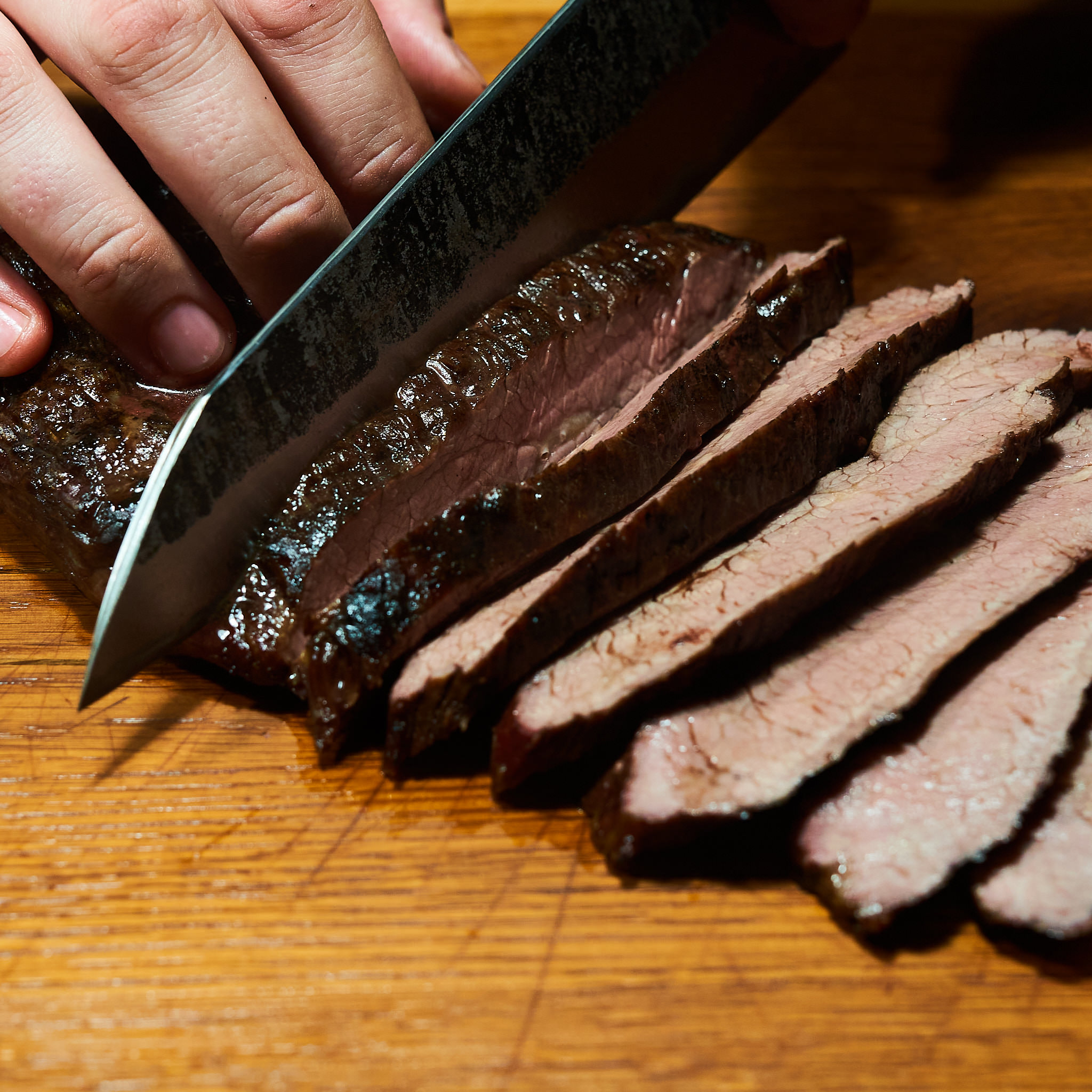 Flanksteak wird in feine Scheiben geschnitten