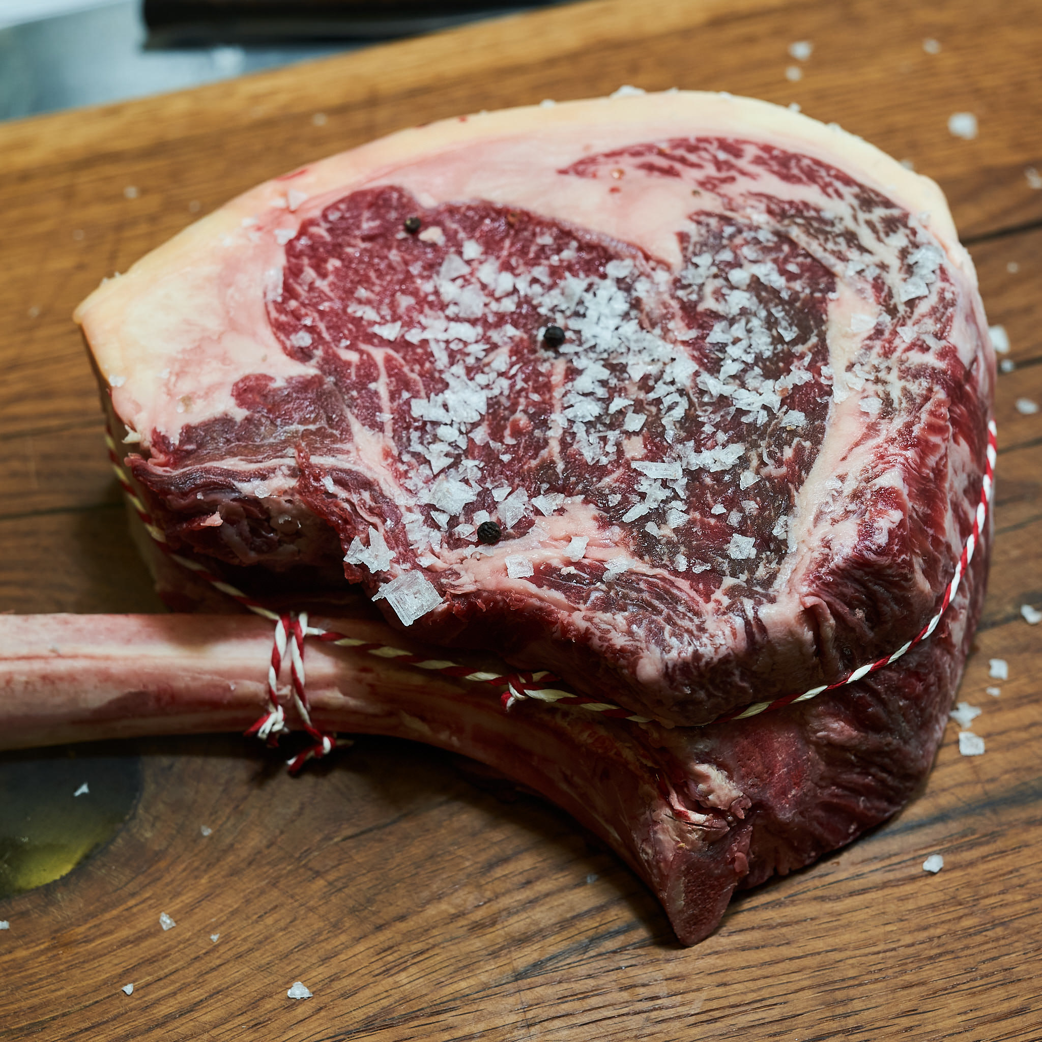 Tomahawk Steak mit Salz verfeinert