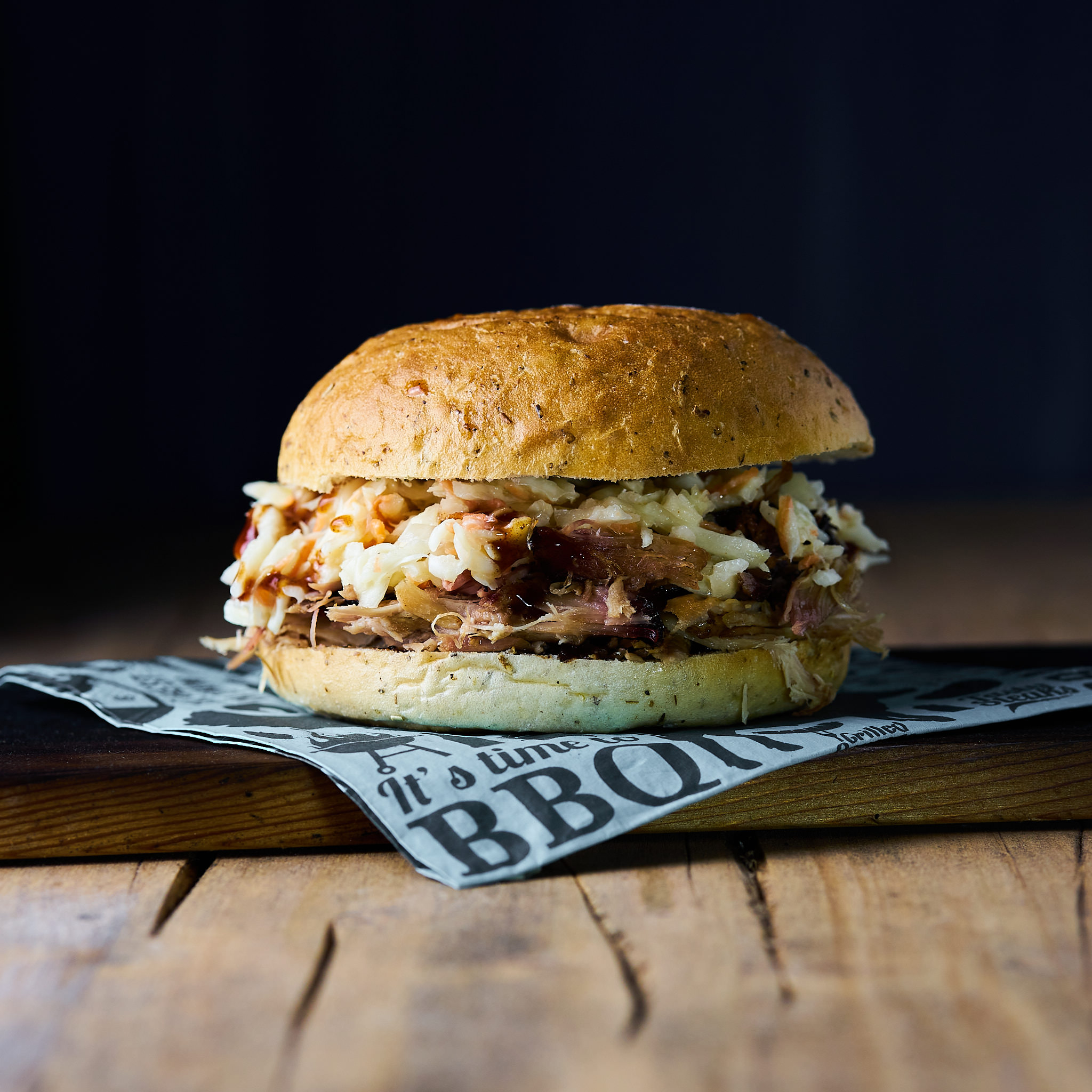 Pulled Pork Burger mit Schopf ausgelöst vom Strohschwein