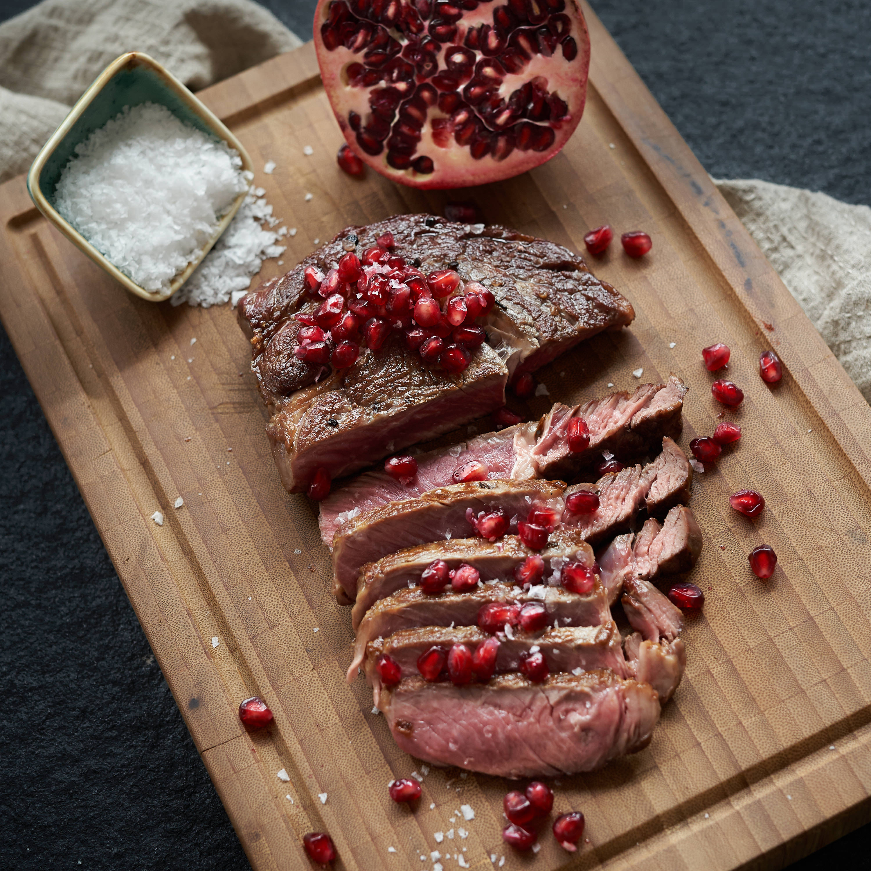 Gegrilltes Black Label Chucksteak angerichtet mit grobem Meersalz und Ribisel