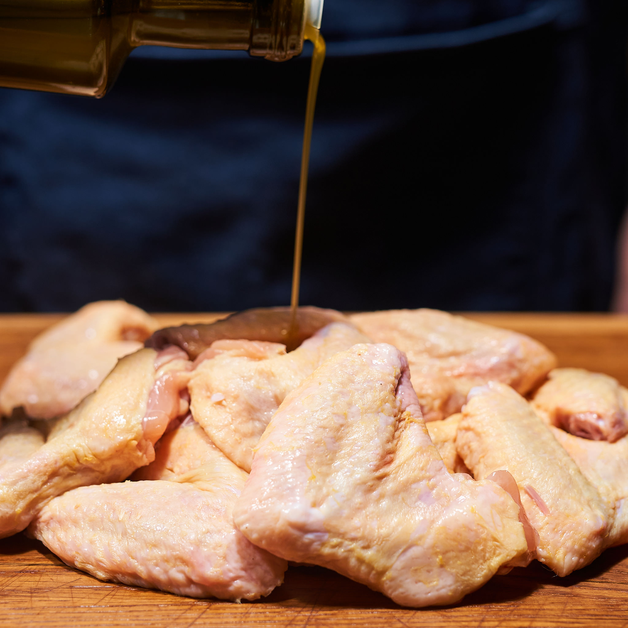 Chickenwings vom Maishendl  werden mariniert