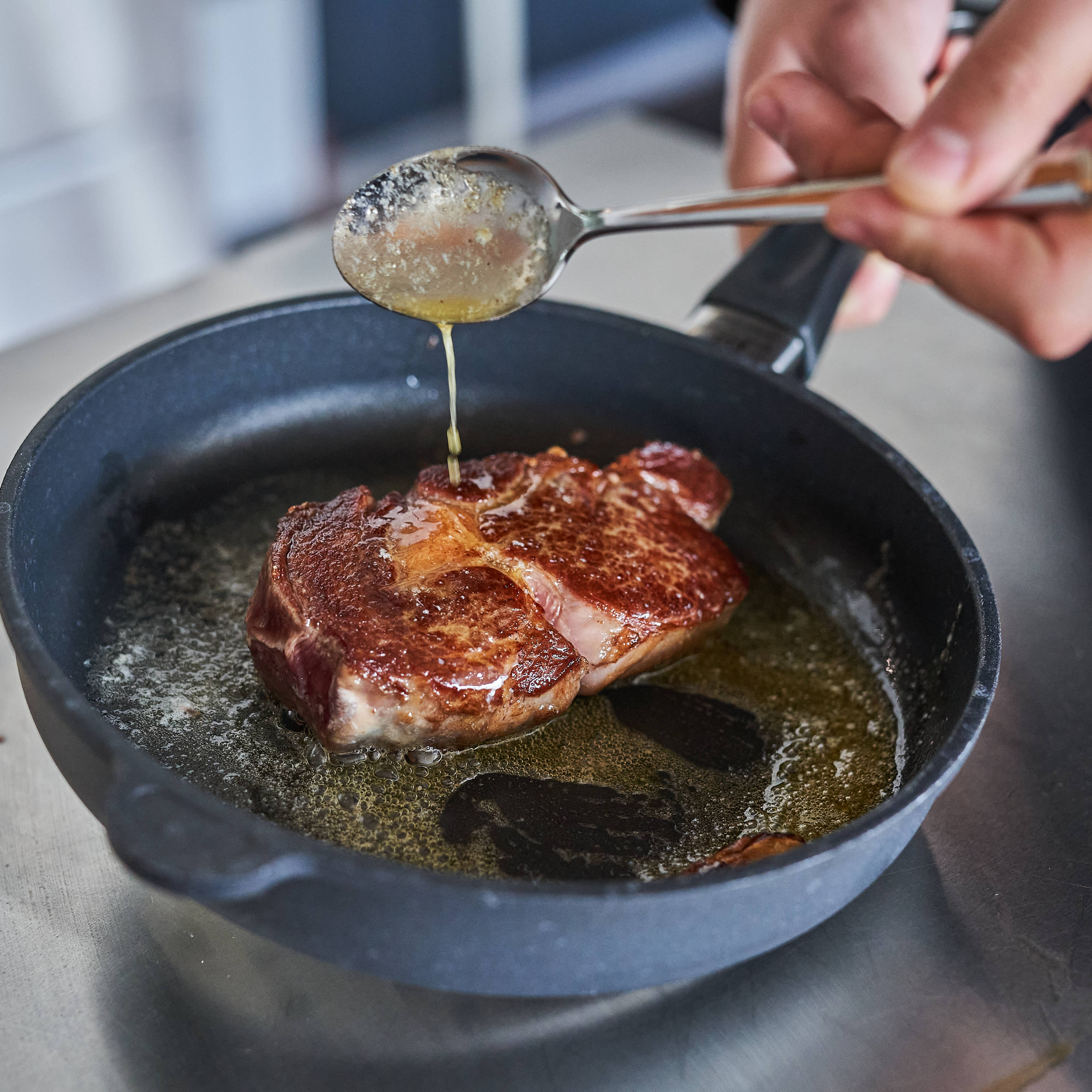 Black Label Rib Eye Steak gegrillt in Gusseisenpfangoldbrauner Kruste