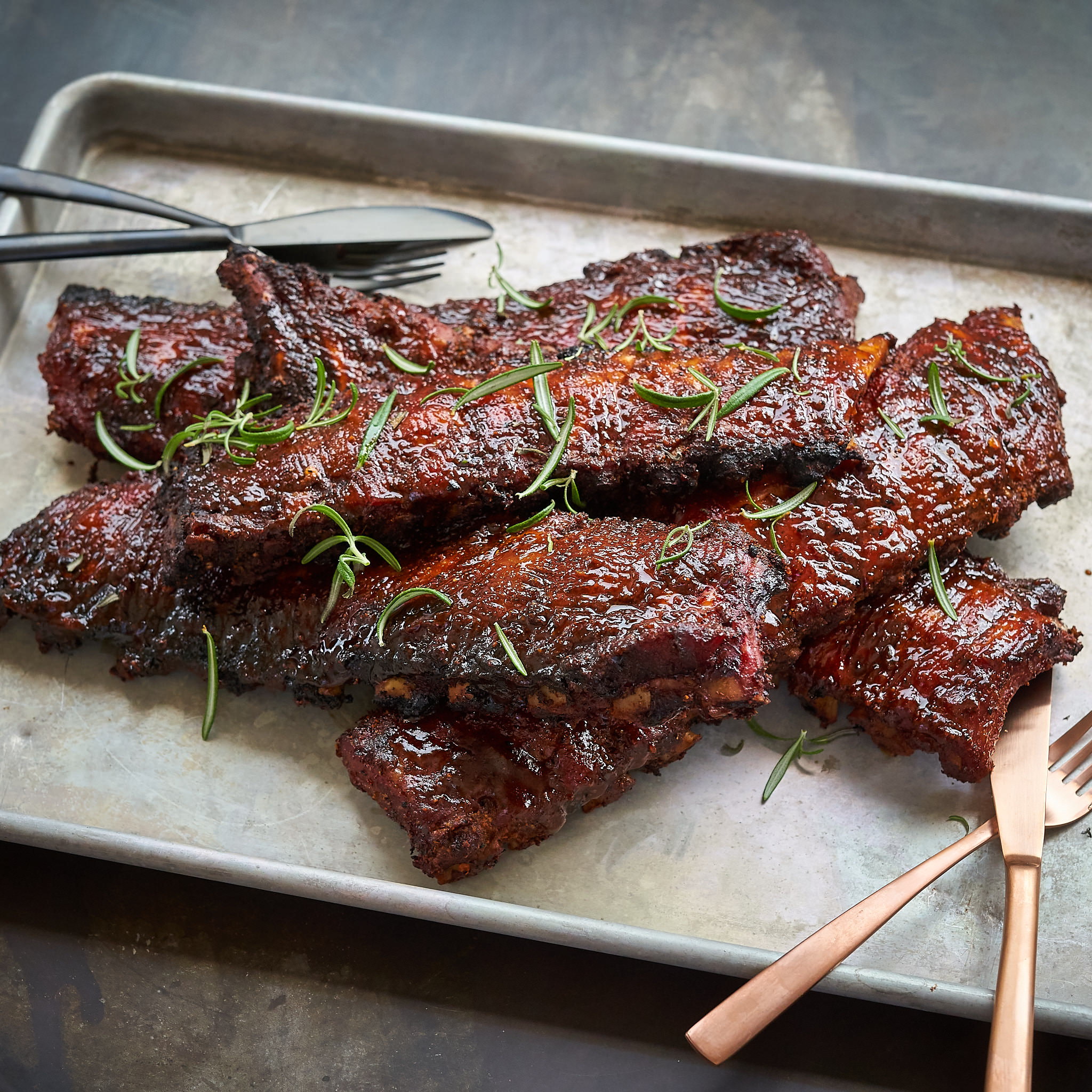 Gegrillte, saftige Spareribs vom Strohschwein auf Backblech angerichtet