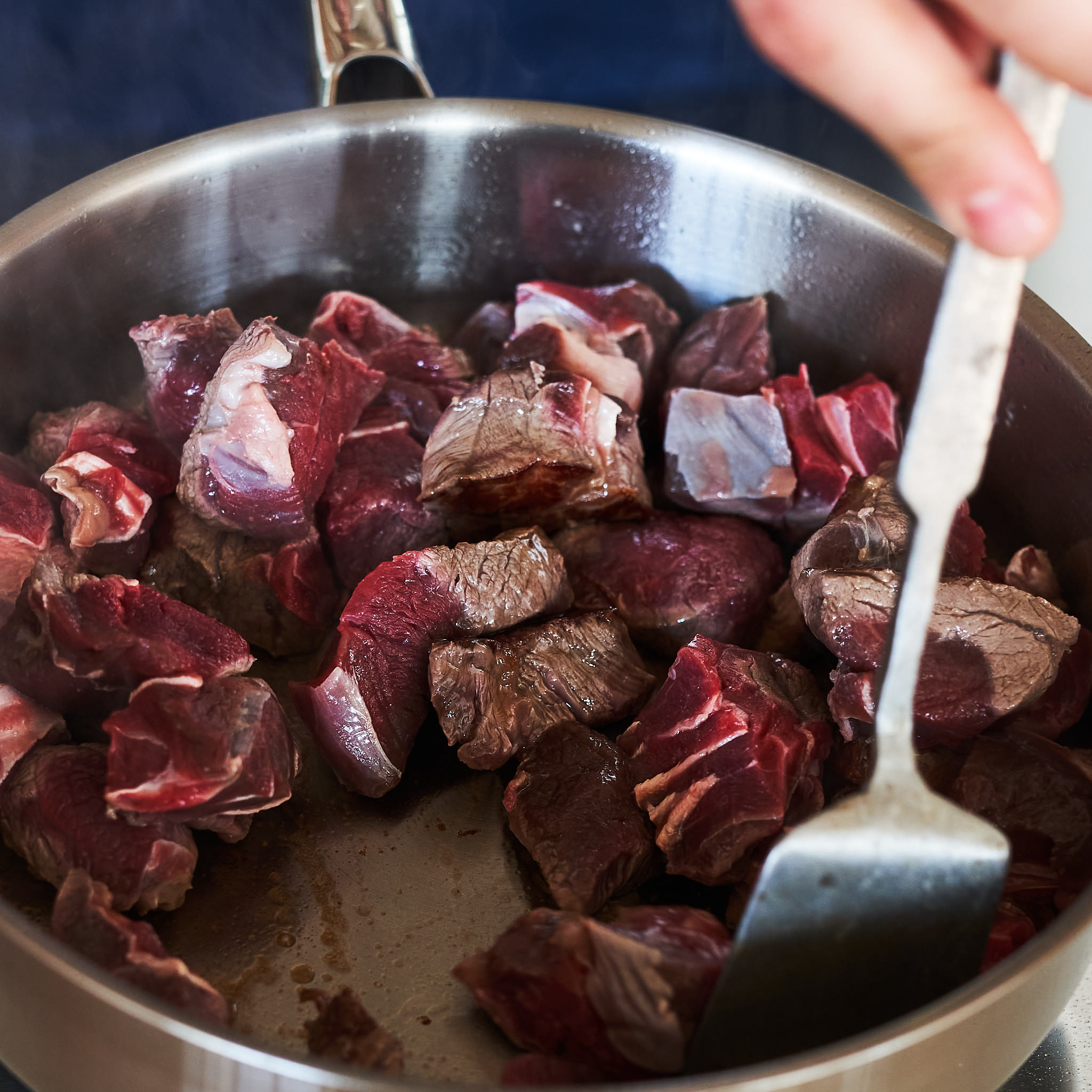 Gulaschfleisch von der hinteren Wade wird in Kochtopf zubereitet