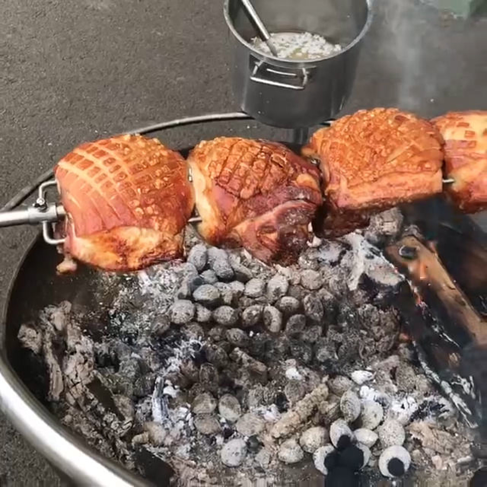 Schulter vom Strohschwein wird auf Grillspieß zubereitet