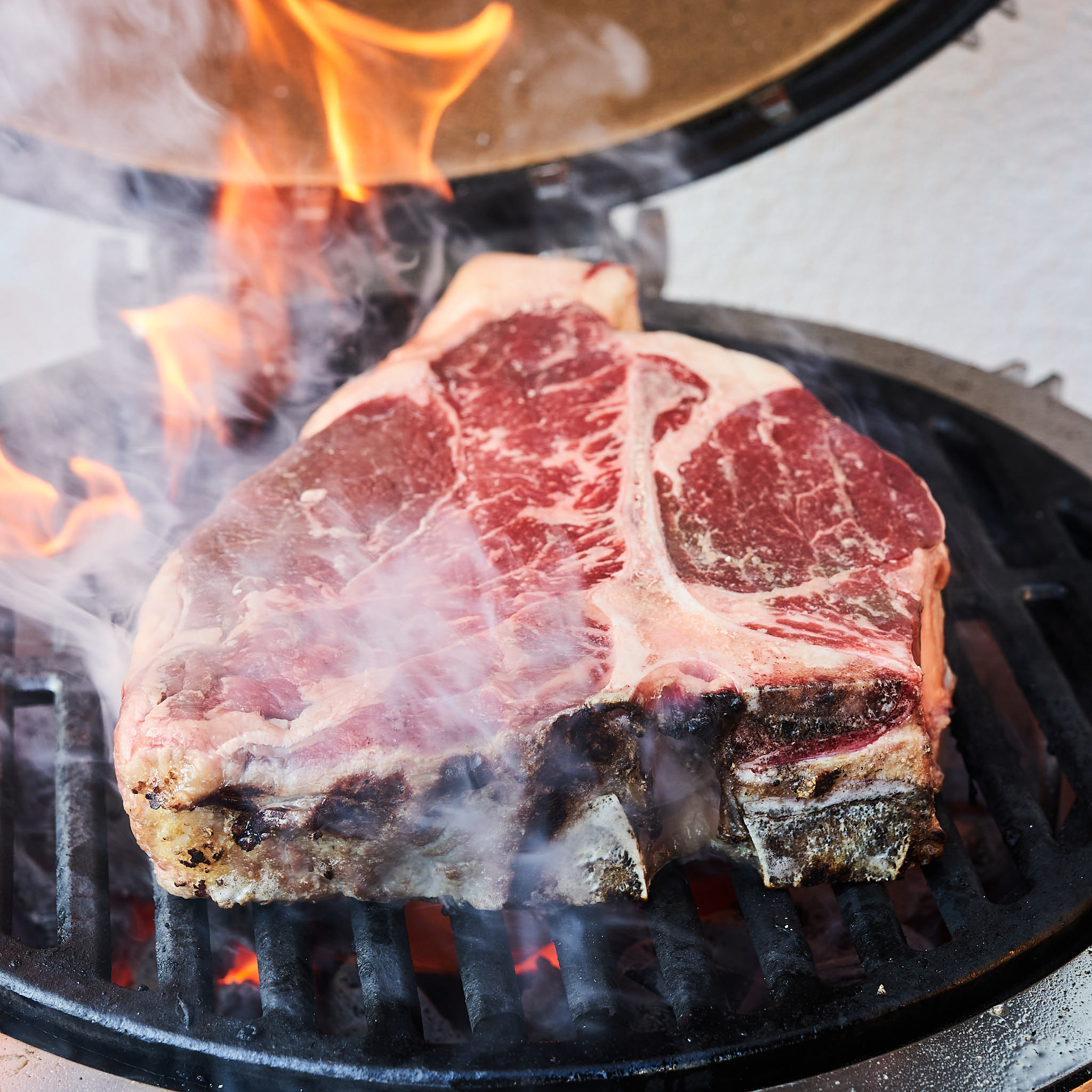 Porterhouse Steak wird über offener Flamme gegrillt