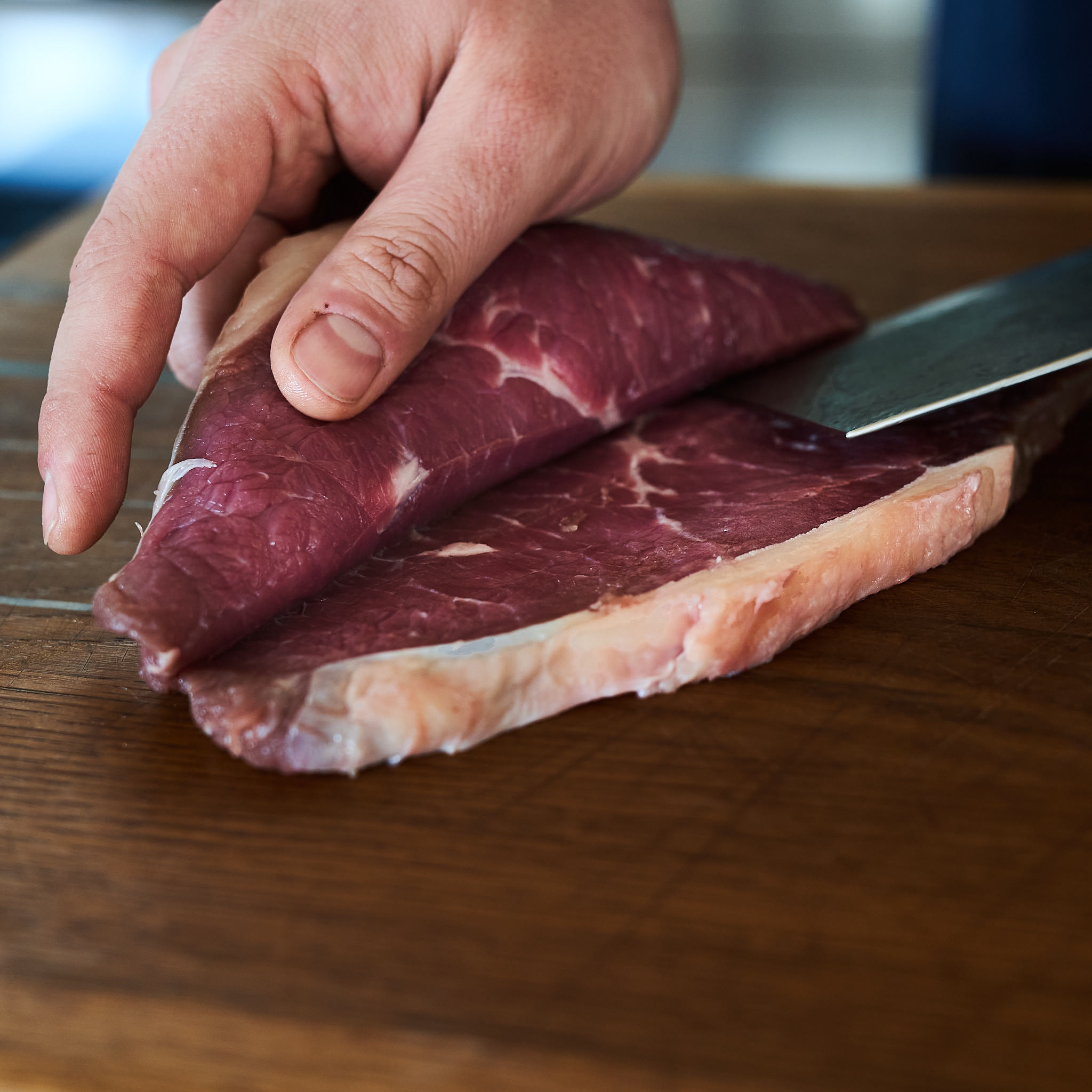 Frisches Rumpsteak beim zuputzenn