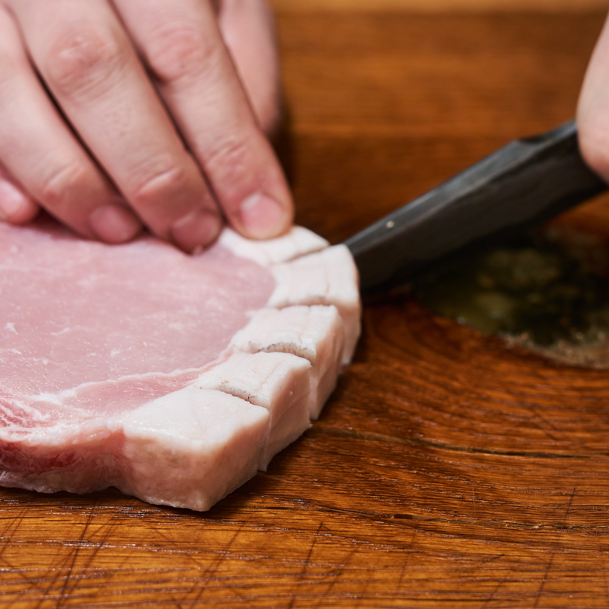 Kotelette vom Strohschwein wird zugeputzt