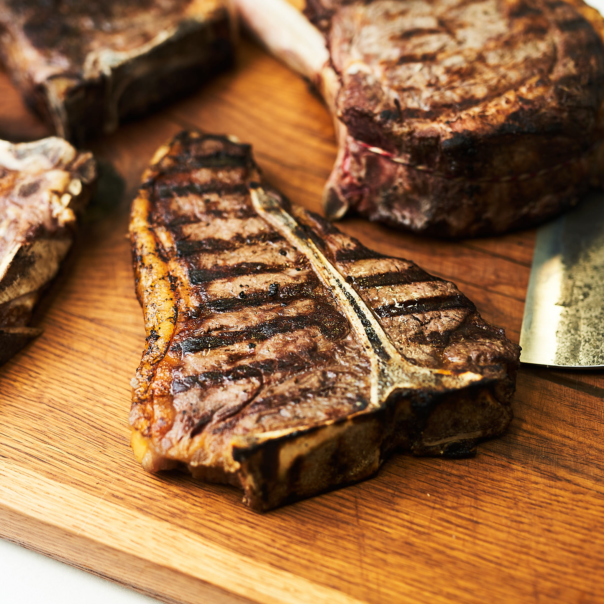 Gegrilltes T-Bone Steak auf Holzplatte