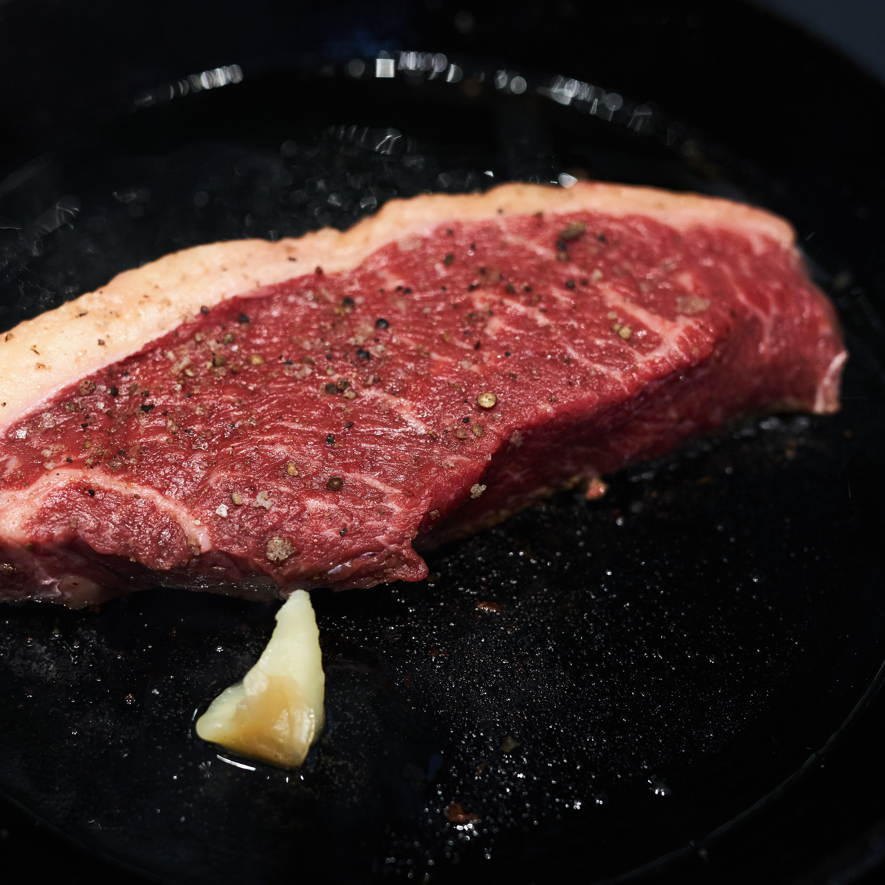 Picanha Steak in Gusseisenpfanne verfeinert mit grobem Pfeffer