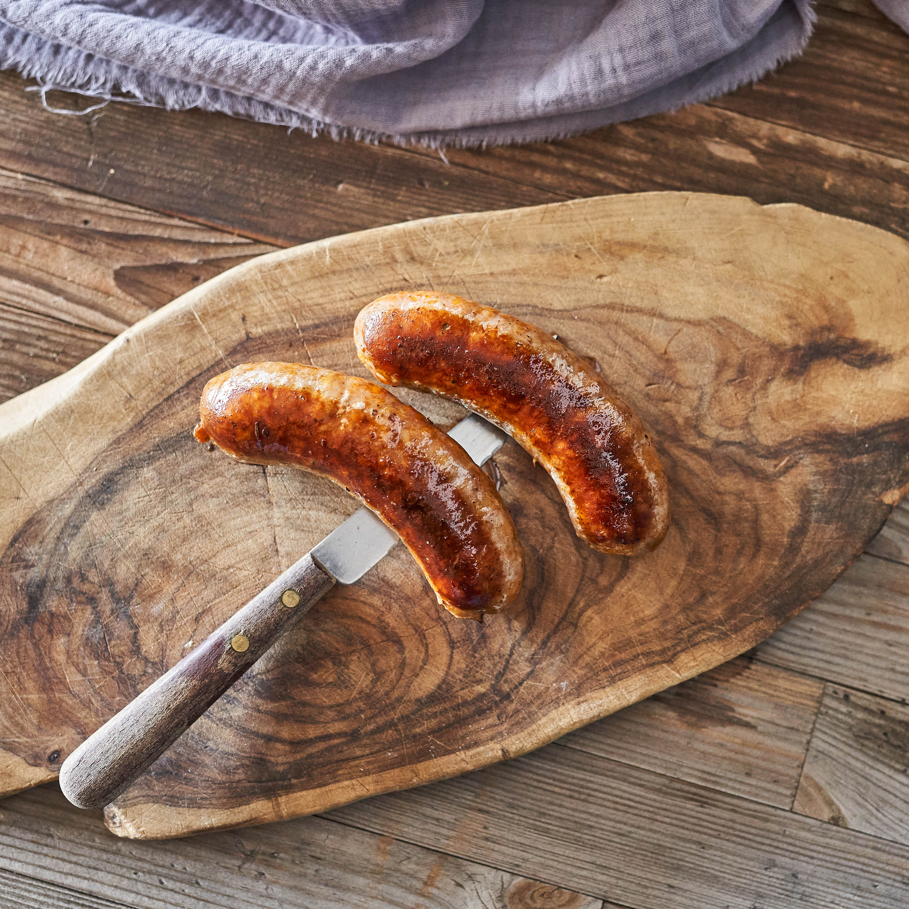 Lungauer Bratwürstel gegrillt und auf Holzbrett serviert