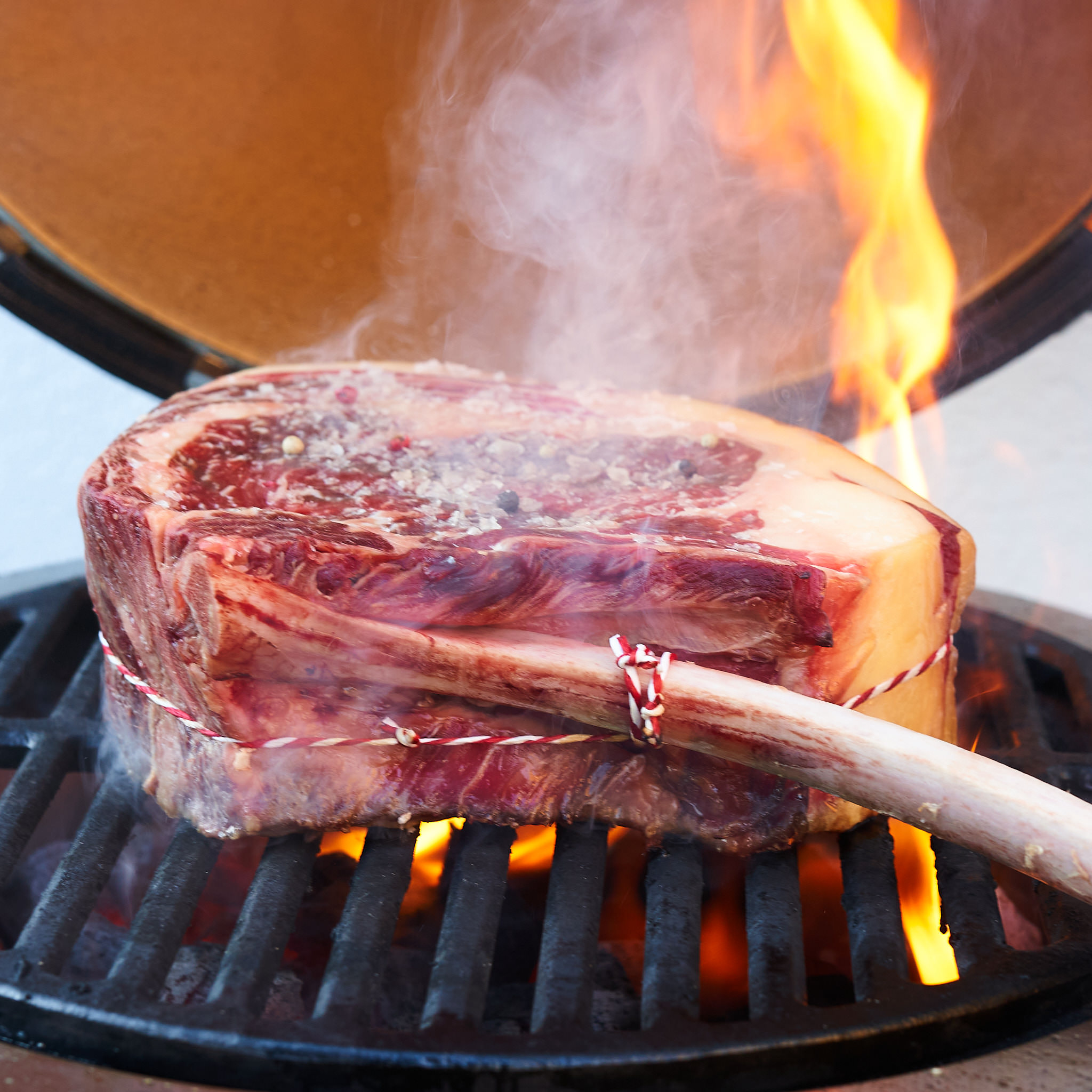 Tomahawk Steak wird gegrillt