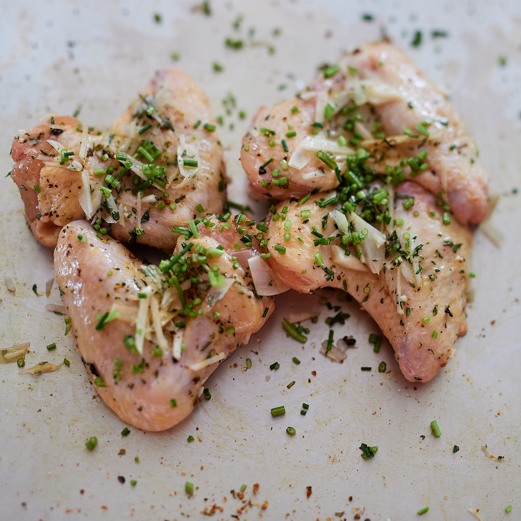 Huehnerfluegel - Chickenwings vom Maishendl  mit frische Gewuerzen