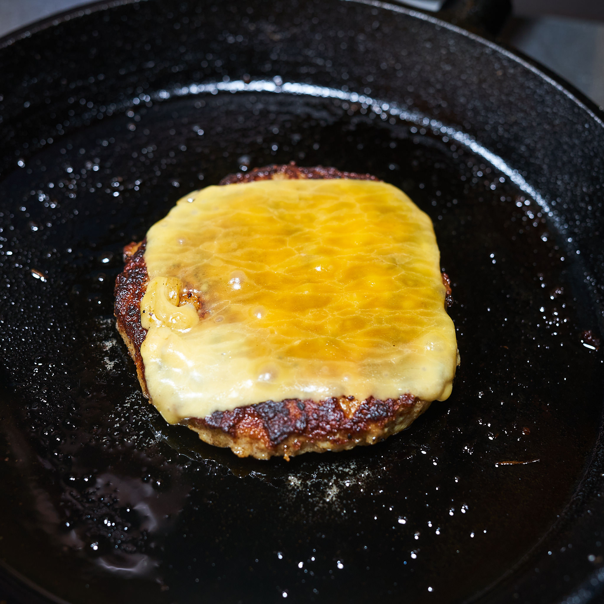Burgerpatties vom Maishendl mit Kaesescheibe 