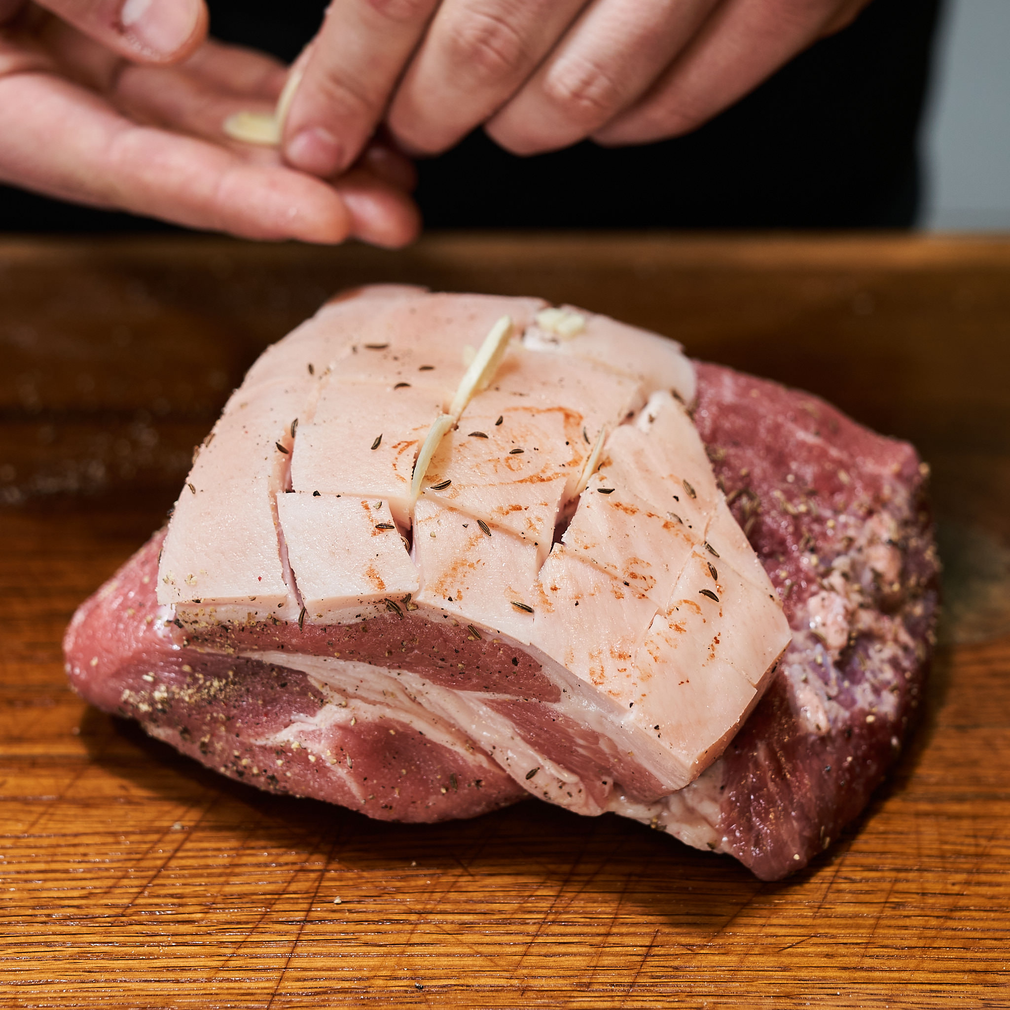 Fertig zugeputzer Schopf vom Strohschwein wird mit Gewürzen verfeinert