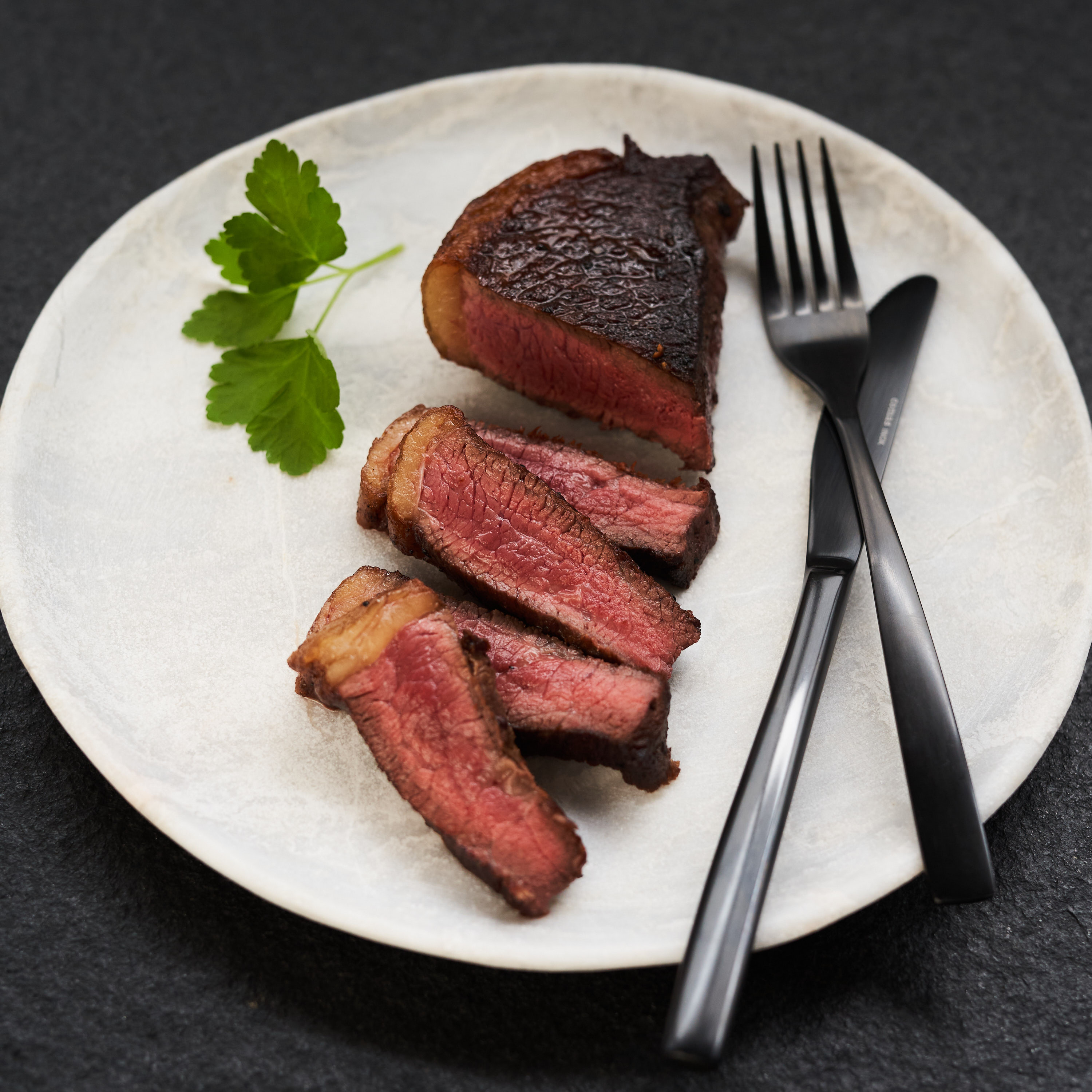 Black Label Picanha Steak gegrillt auf weissem Teller