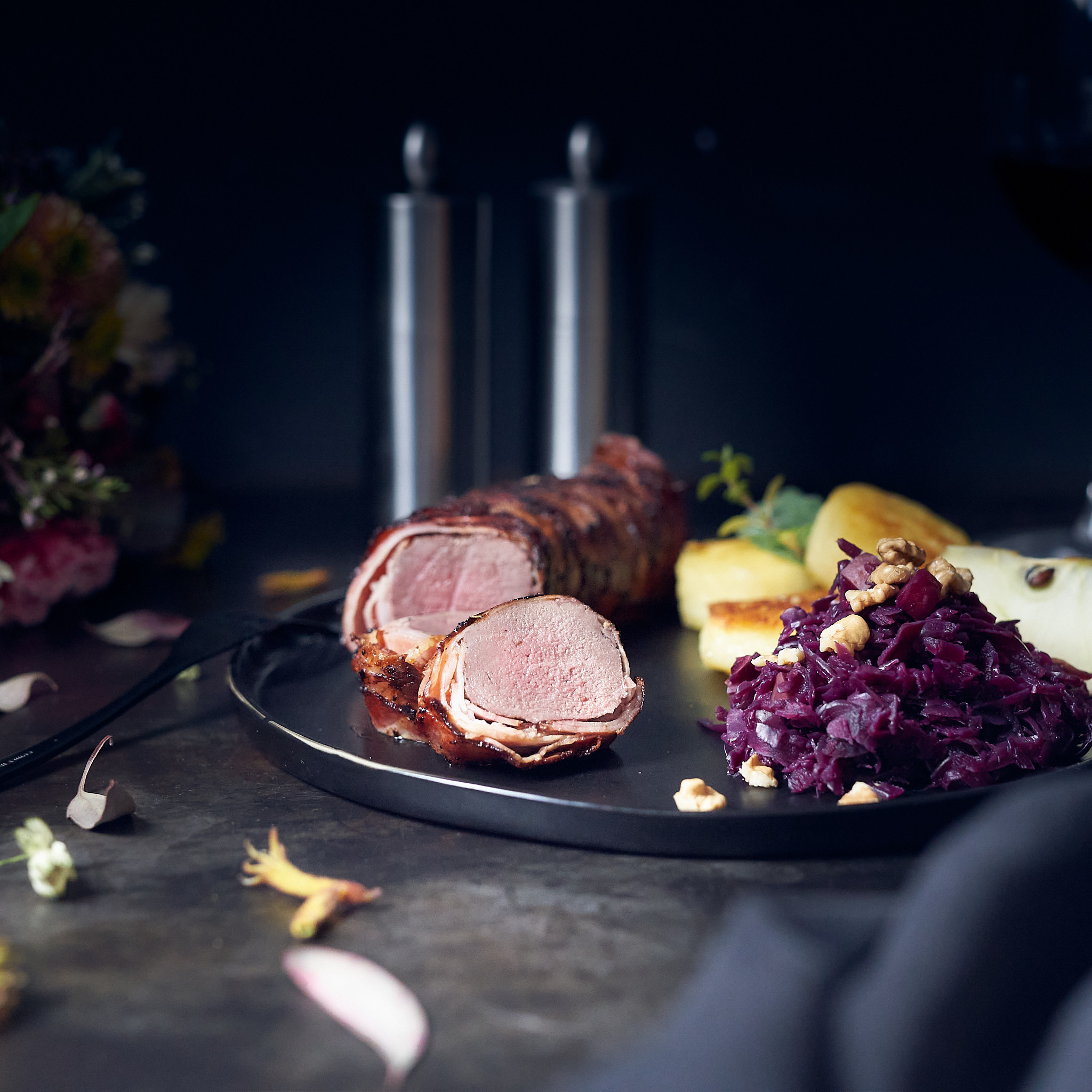 Fitmeat Rehfilet auf festlich gedecktem Tisch, serviert mit Rotkraut