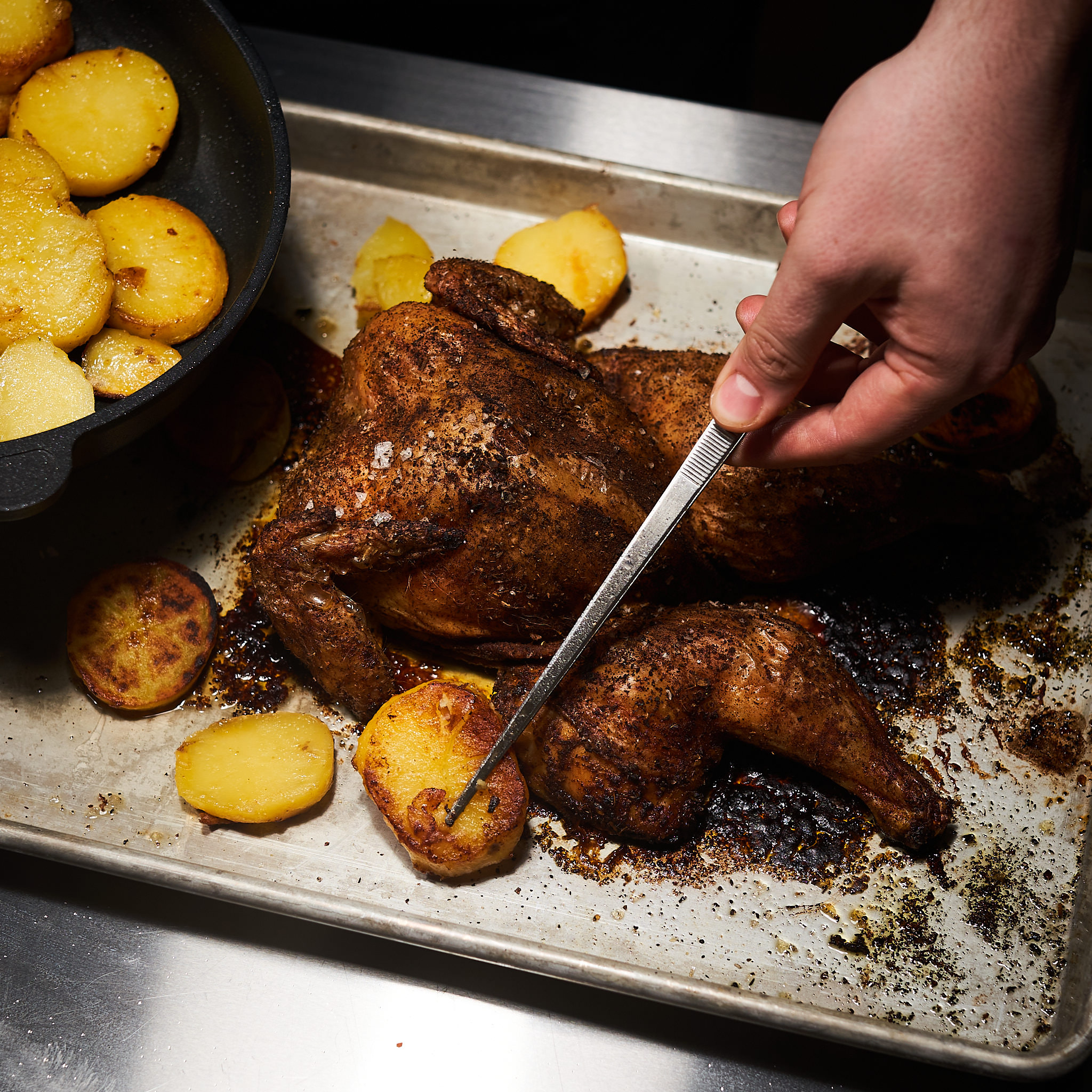 Maishendl im Ganzen aus Oesterreich im Ofen mit Bratkartoffel