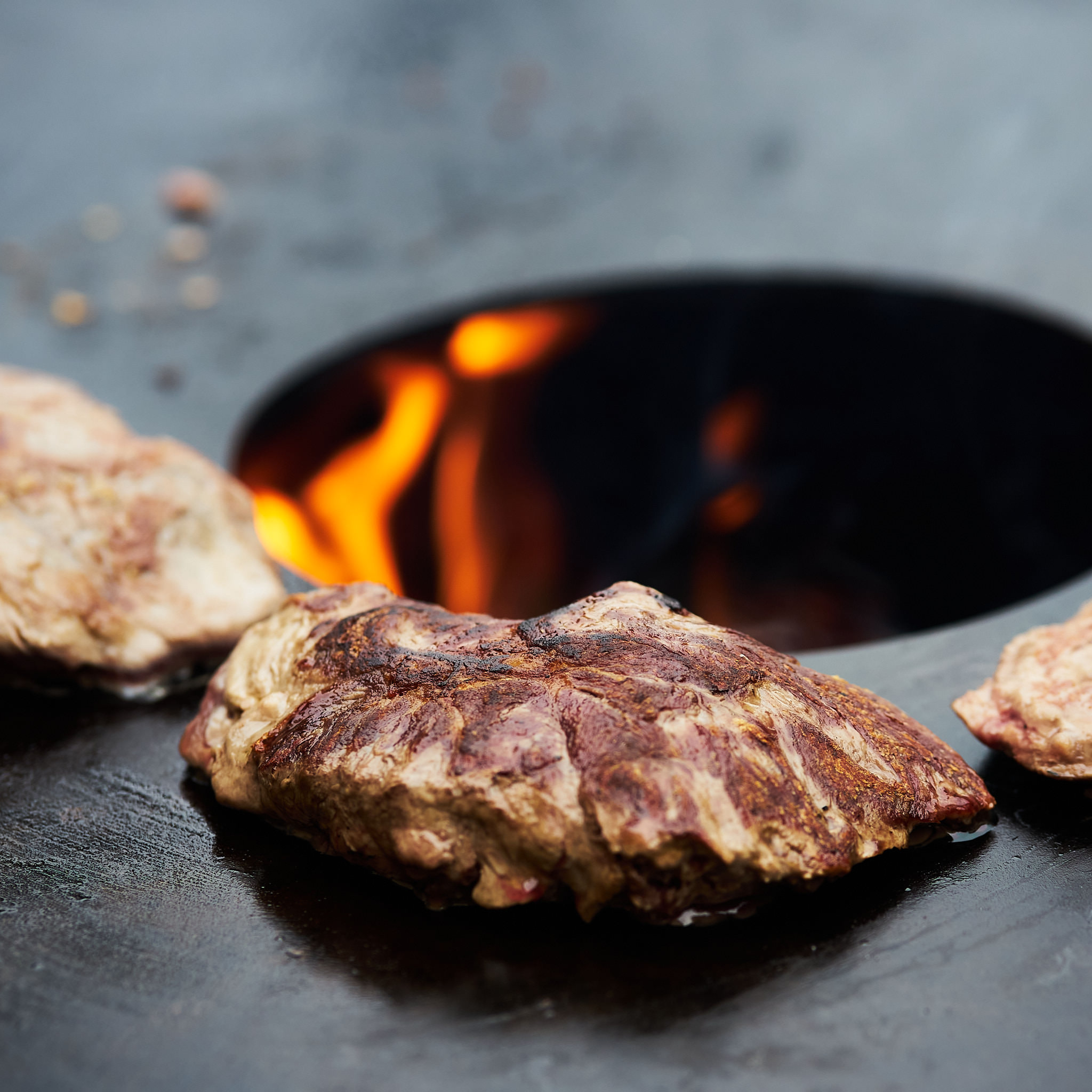 Gegrilltest Fledermaus Steak auf Grillstein