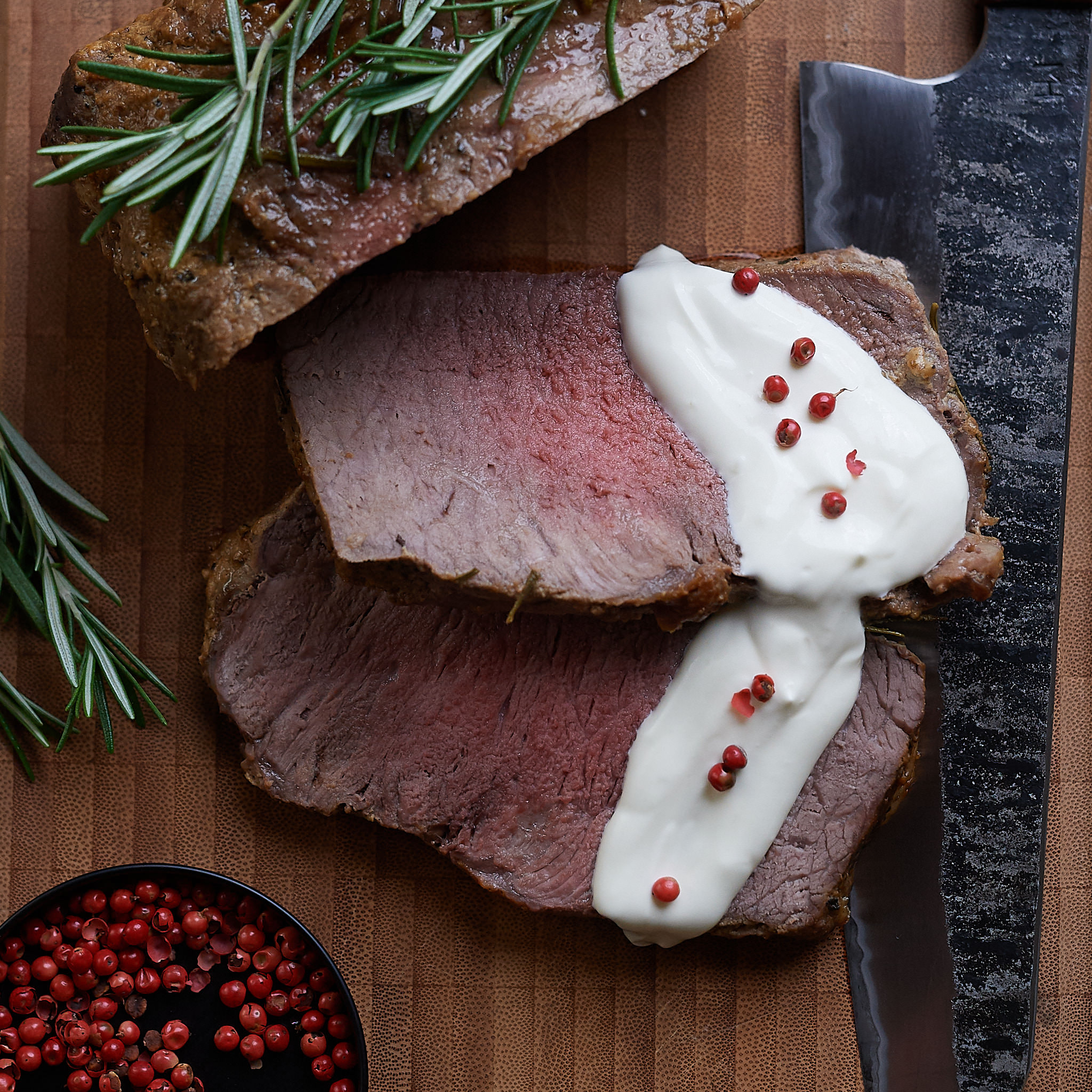 Gegrilltes Rumpsteak mit frischem  Rosmarin und selbstgemachter Sauceserviert auf Holzbrett von Fitmeat
